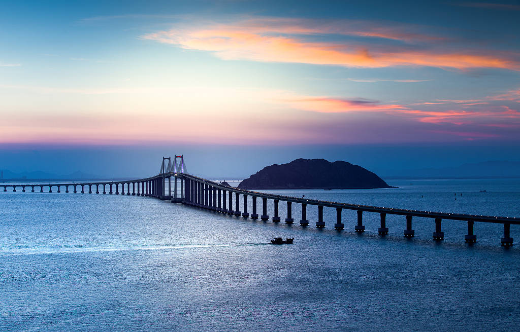 [4] 南澳大桥西起汕头市澄海区莱芜围,上跨后江湾海峡,东至南澳岛环岛