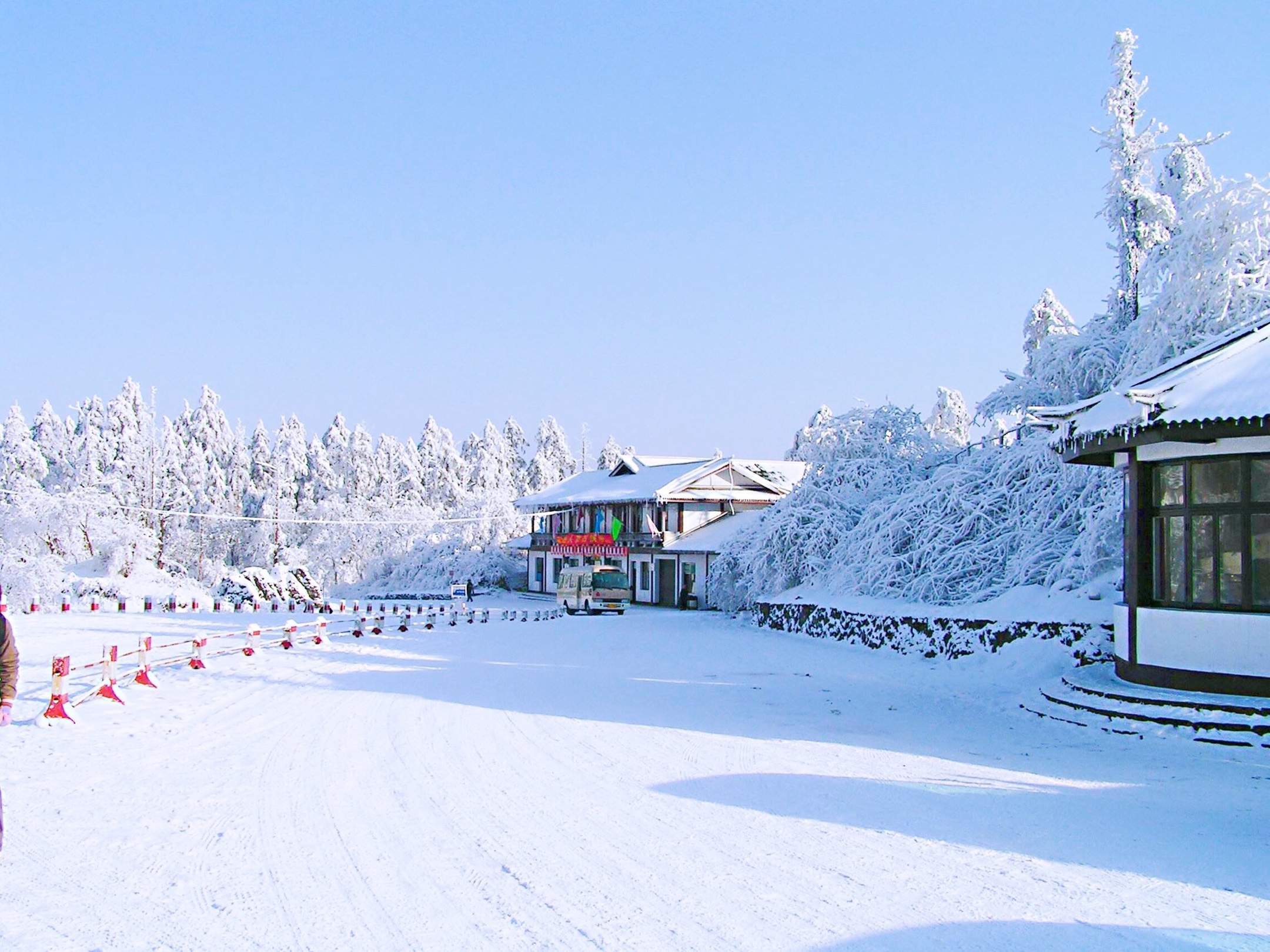 仙山雪影