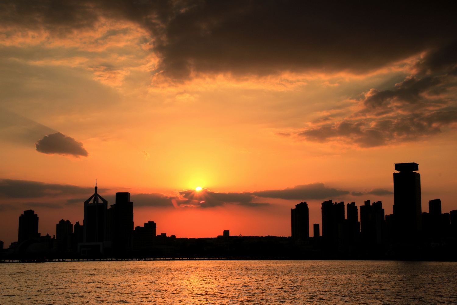 《落日余晖美丽的青岛》夕阳无限好 只是近黄昏栈桥风景区