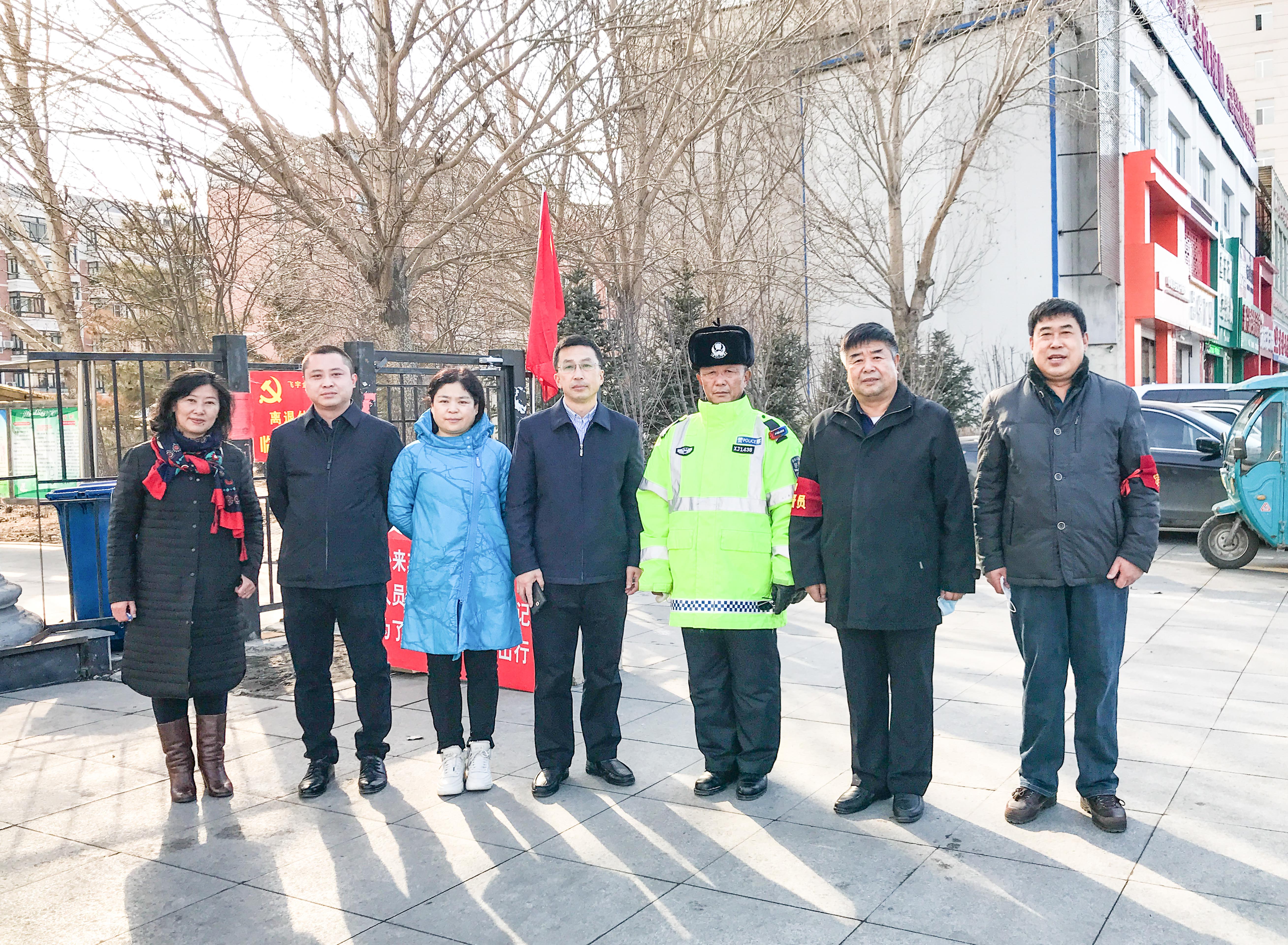 交通协警杨自权利用换岗空闲时间,到小区疏导交通无怨无悔志愿者,转业