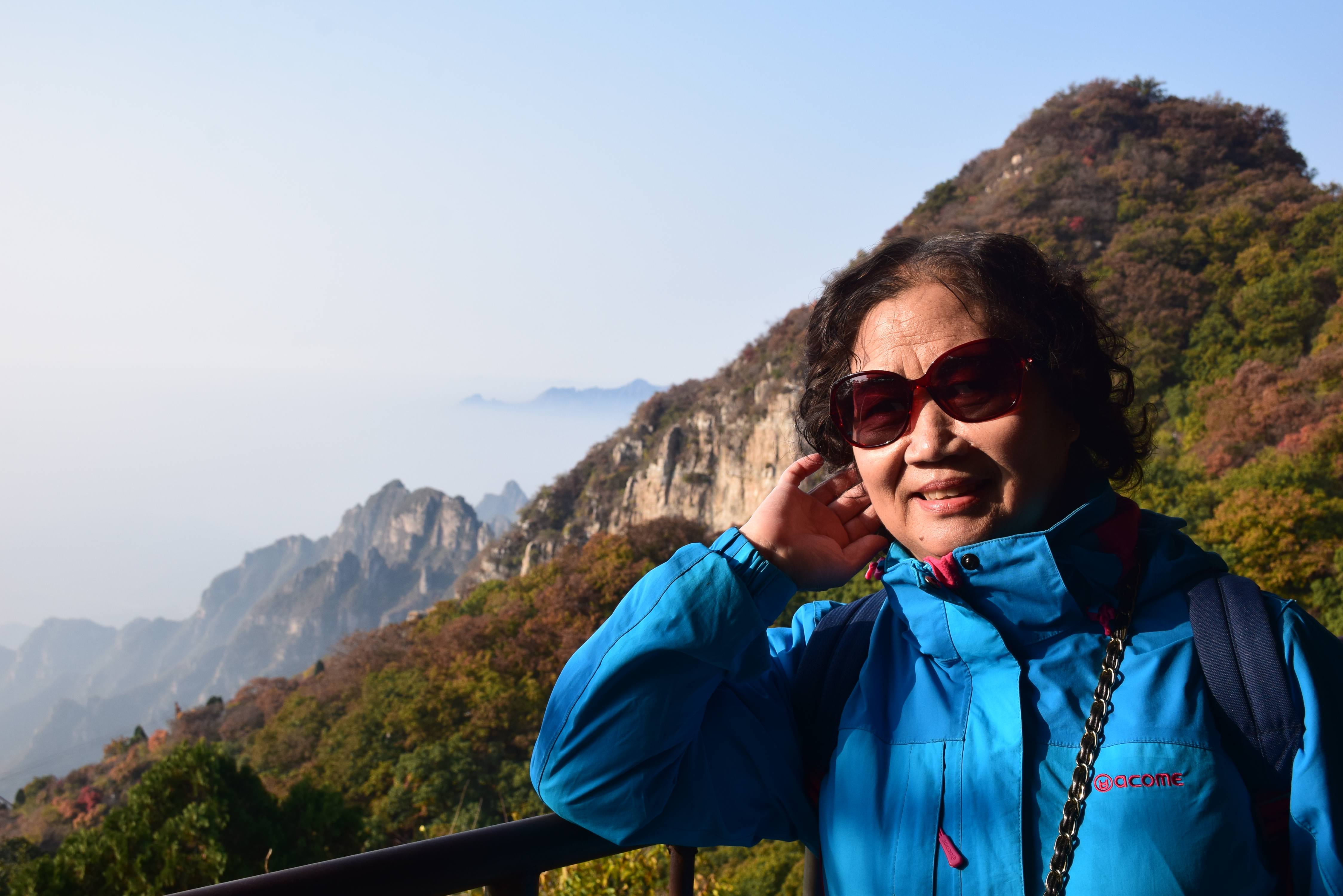 老子峰景区3100米临水观景栈道,蜿蜒曲折,宛若"蛟龙",一步一景是