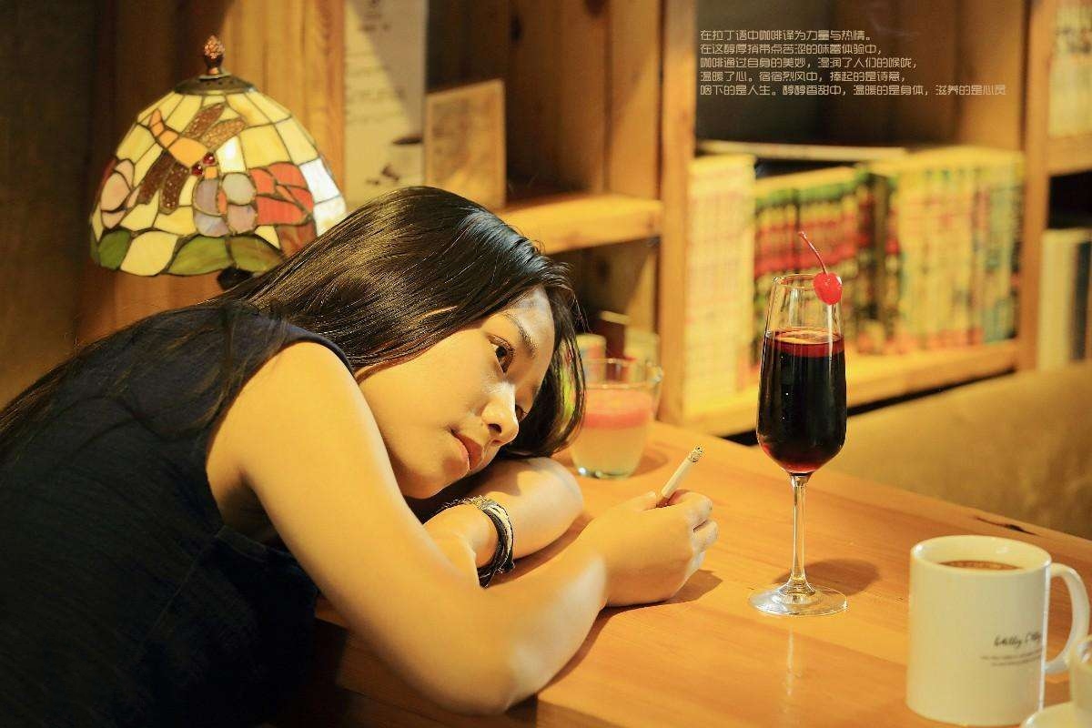 《女人.红酒》