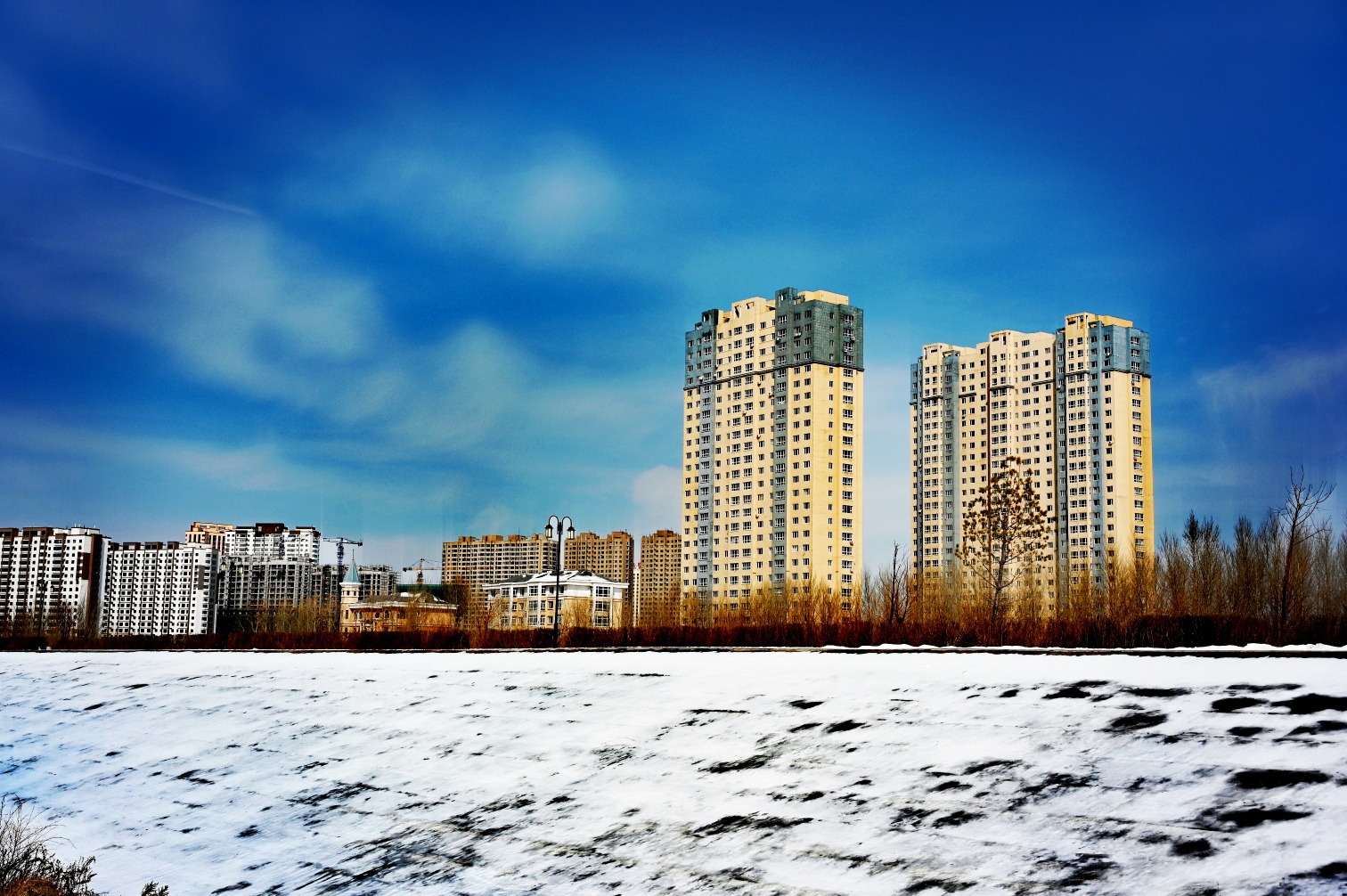 2019年3月22日,哈尔滨市下了大雪,呼兰区河边一片白色