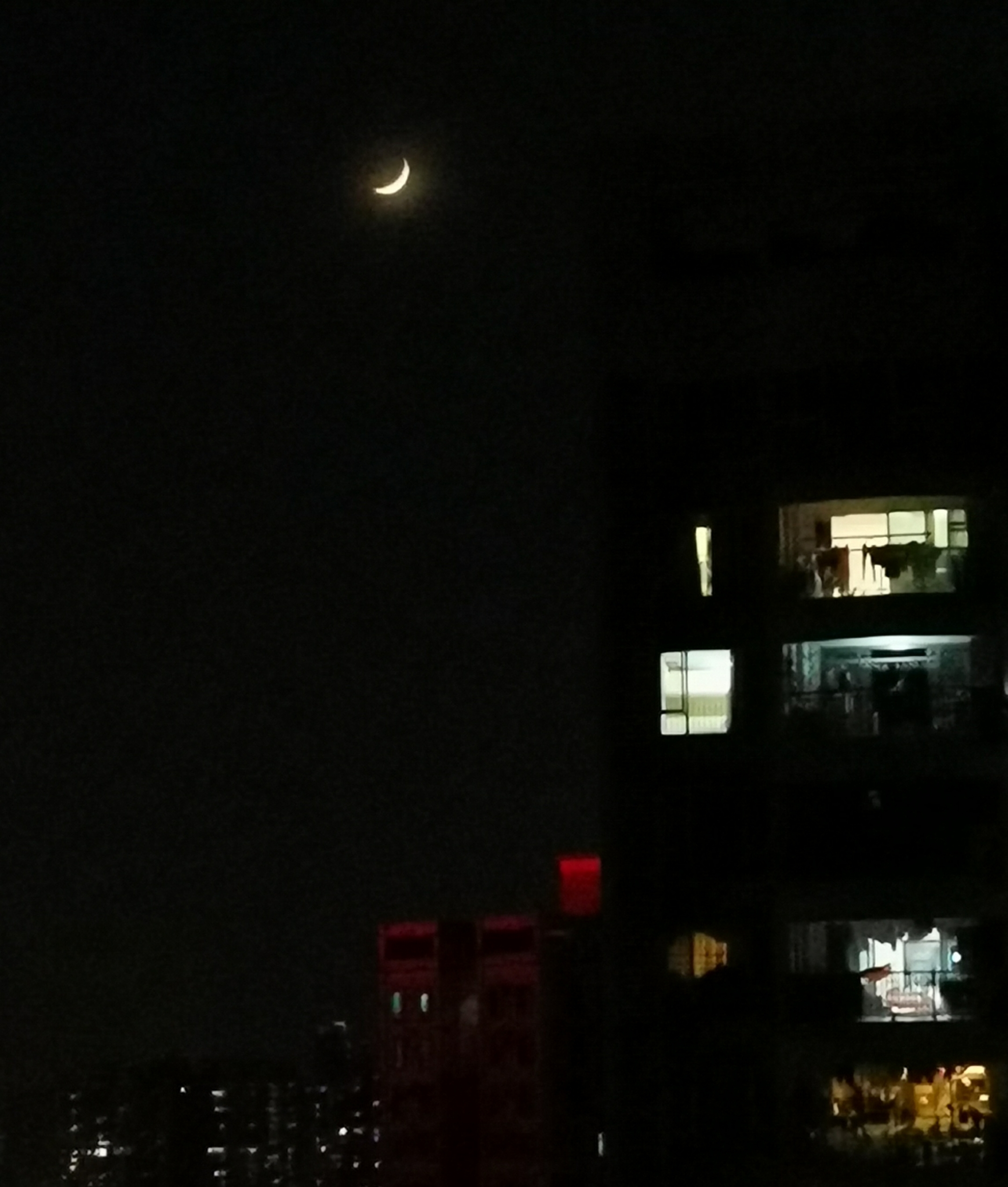 一弯月似小船 船头坐着你 船尾坐着我 陪你城上夜空穿行 对望相看