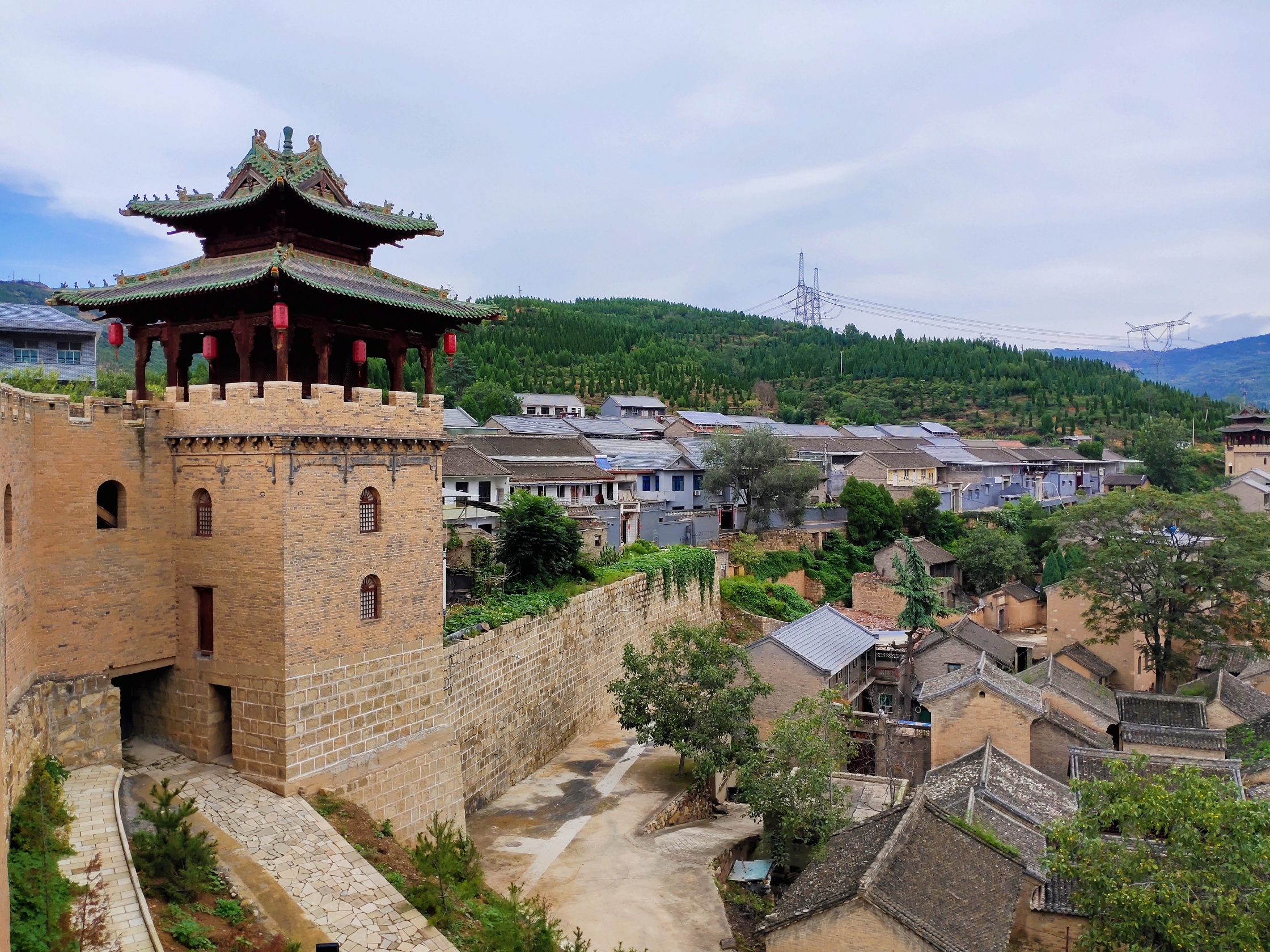 湘峪古堡位于山西晋城市沁水县郑村镇湘峪村,原名相谷村,为明万历年