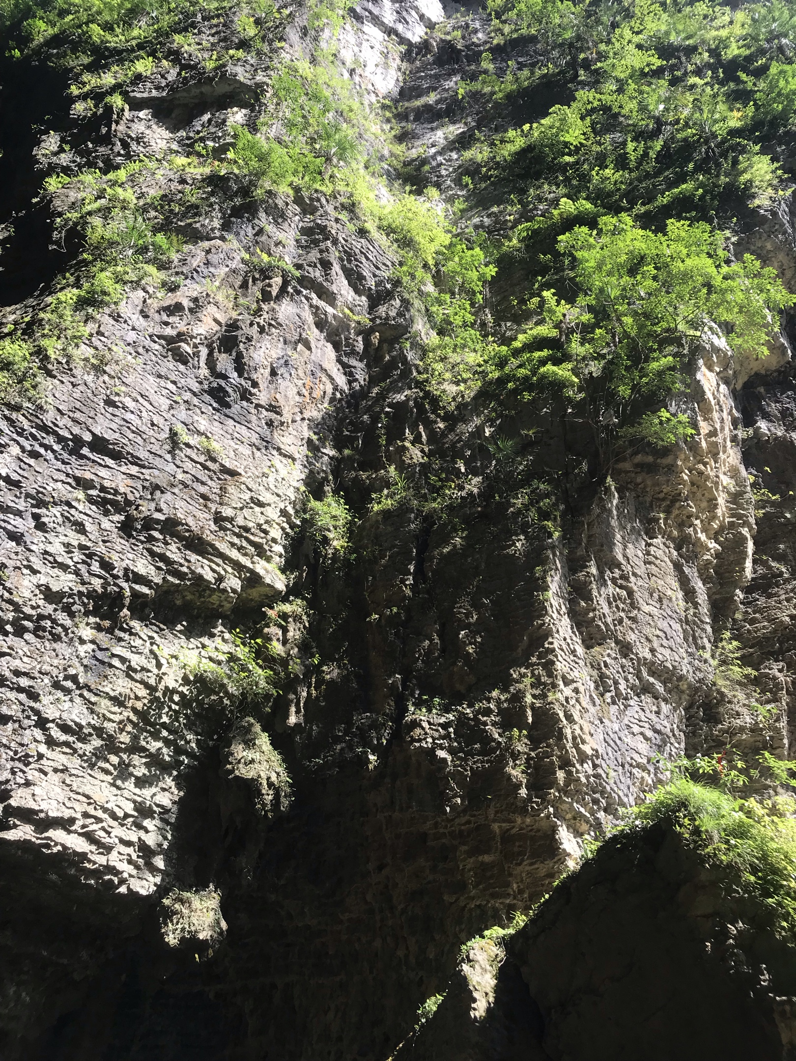 天然屏障陡悬崖,四面环山似天坑.
