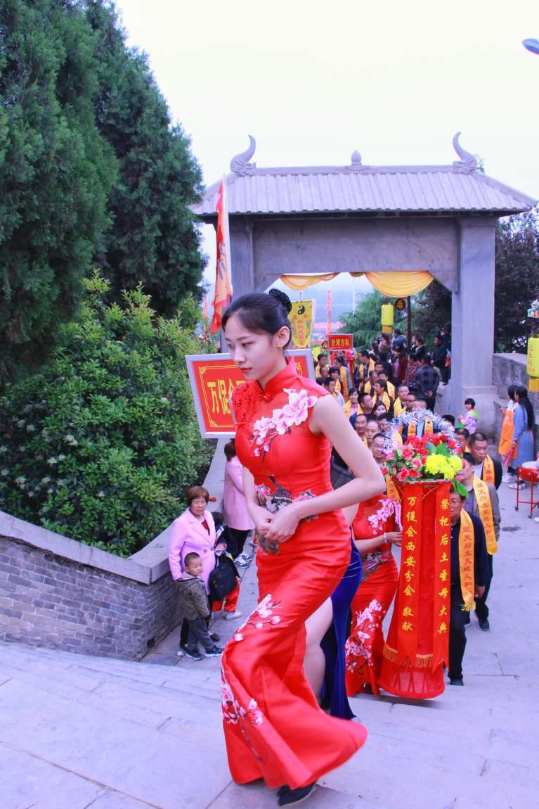 尤其在后土圣母诞辰之日(农历三月十八)和十月初五庙会期间,善男信女
