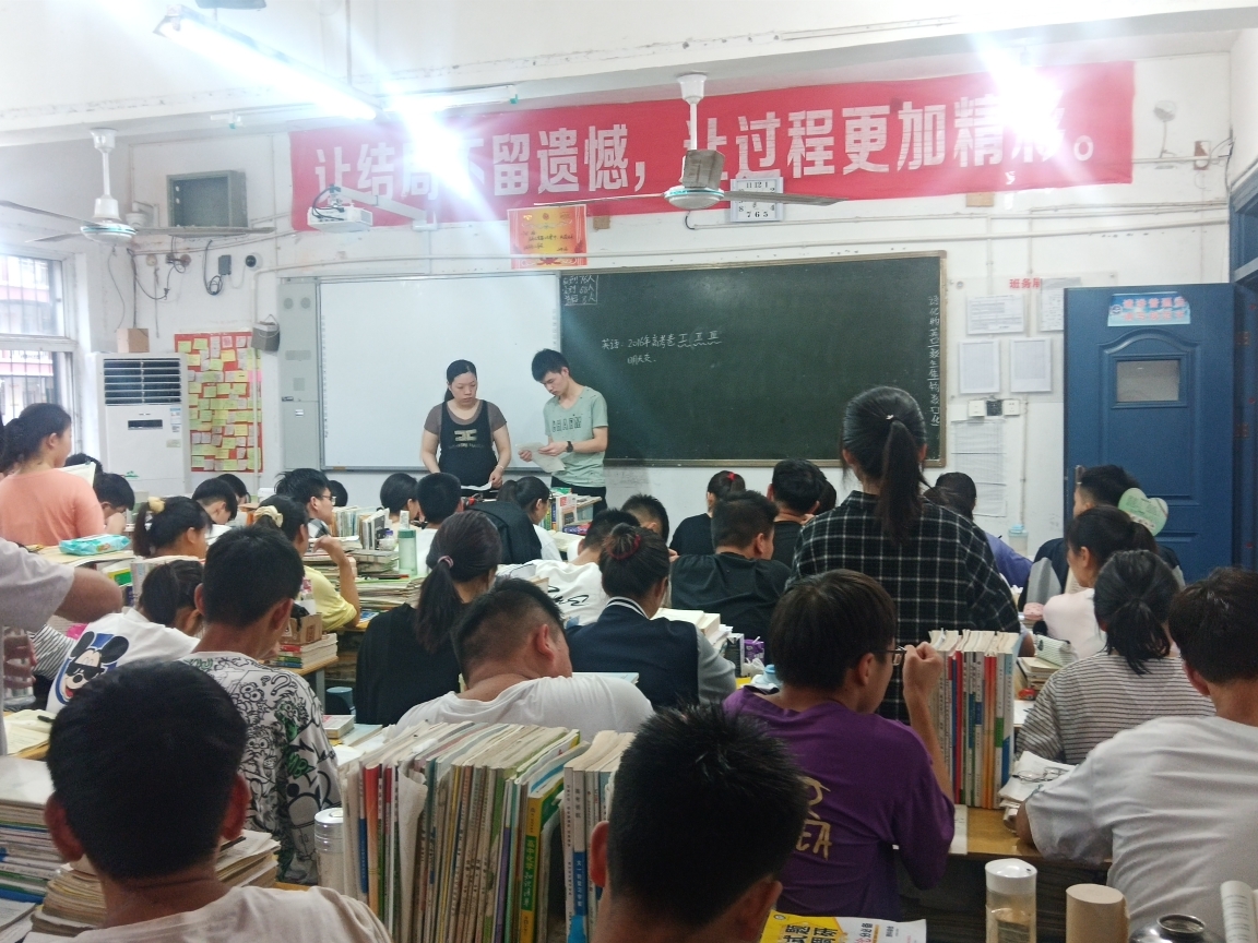 西华三高教师风雨兼程认真上好早起辅导课