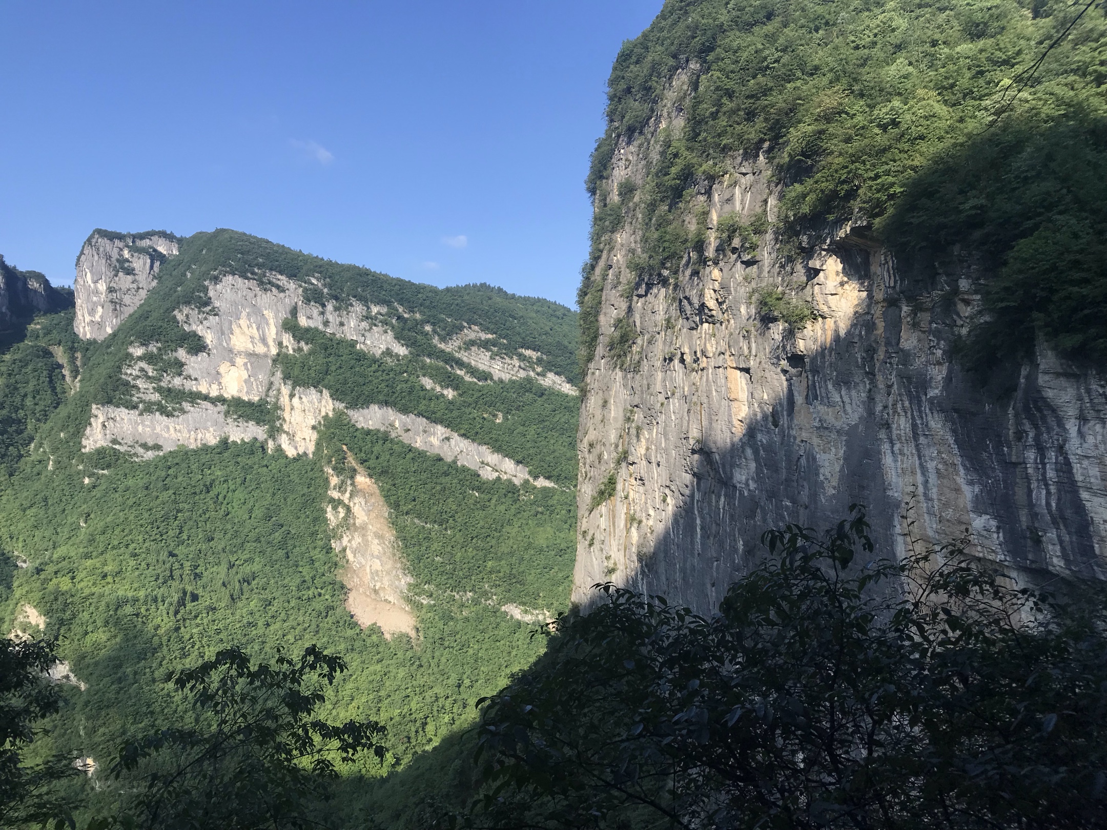 天然屏障陡悬崖,四面环山似天坑.