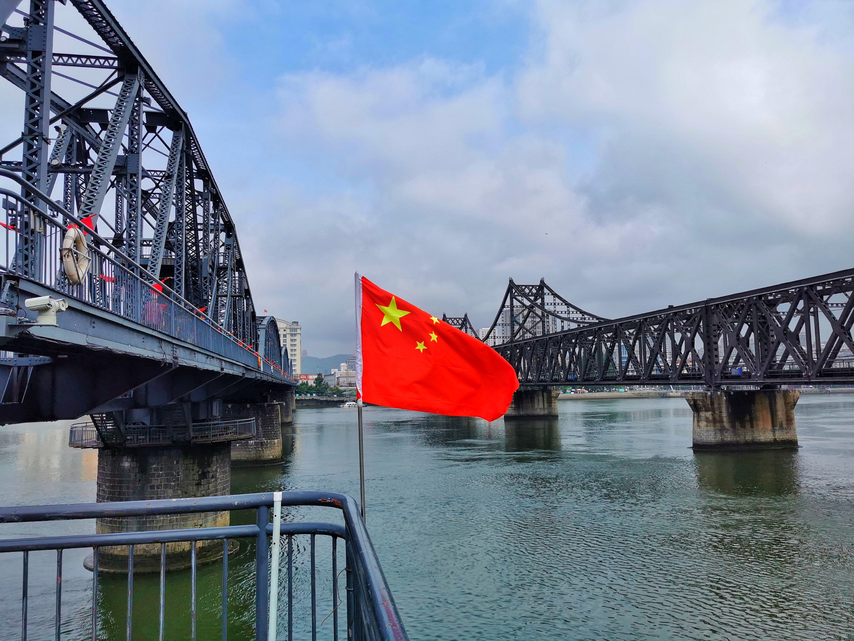并行的两座桥:鸭绿江断桥 中朝友谊桥
