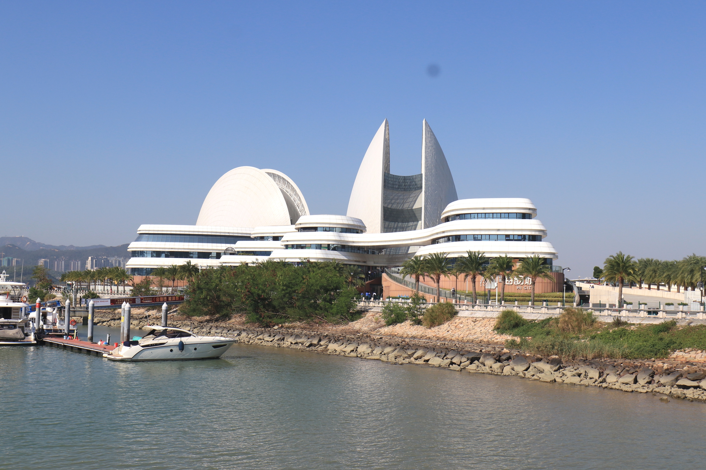 珠海大剧院位于珠海情侣路野狸岛海滨,是中国唯一建设在海岛上的歌剧