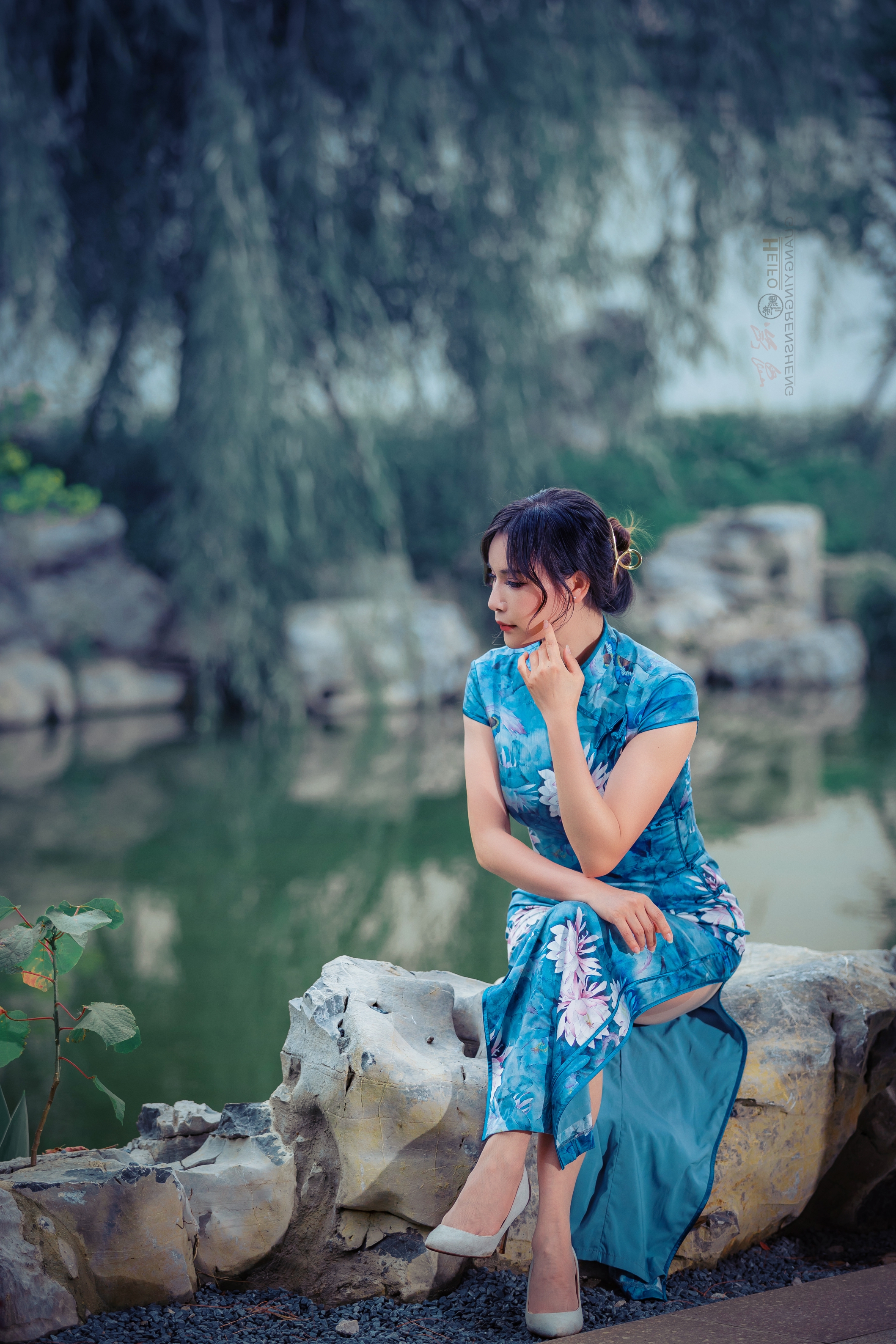 女子,宛若一朵古典的花,是水墨渐淡的画布里的旖旎,是烟雨江南雨巷里