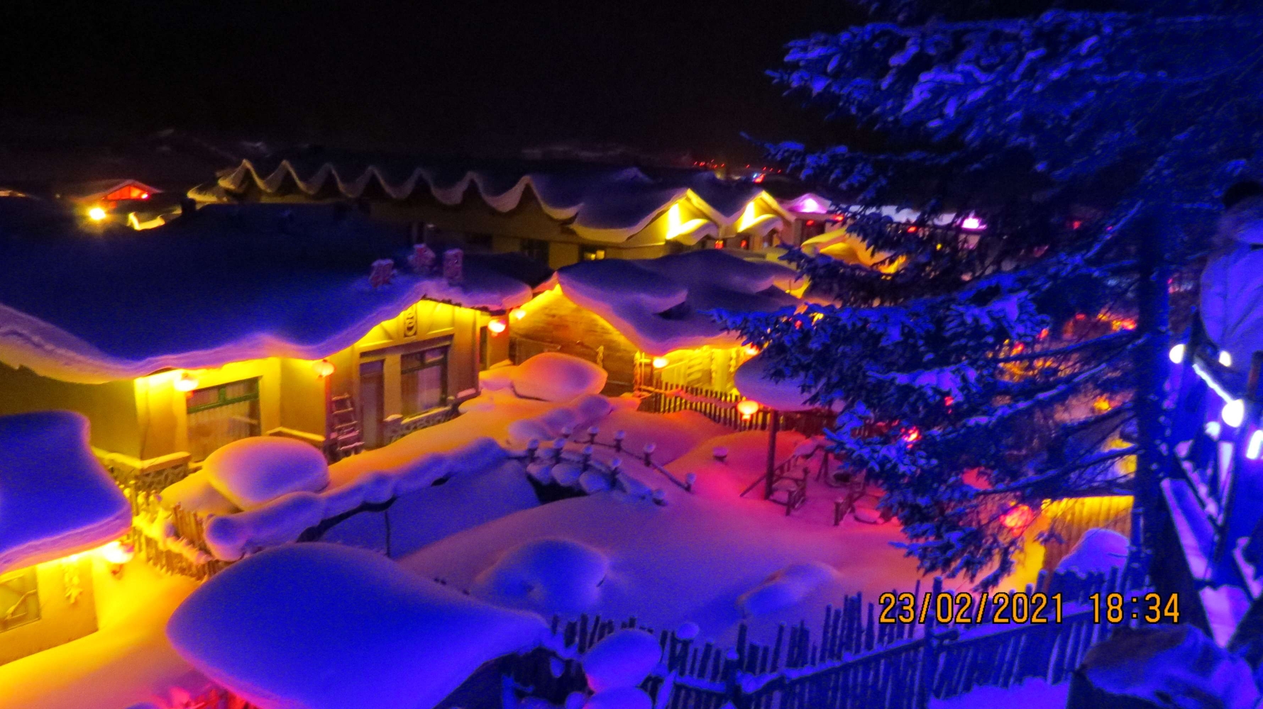 千姿百态,雪乡的夜景尤为美丽夜晚的雪屋就是童话世界