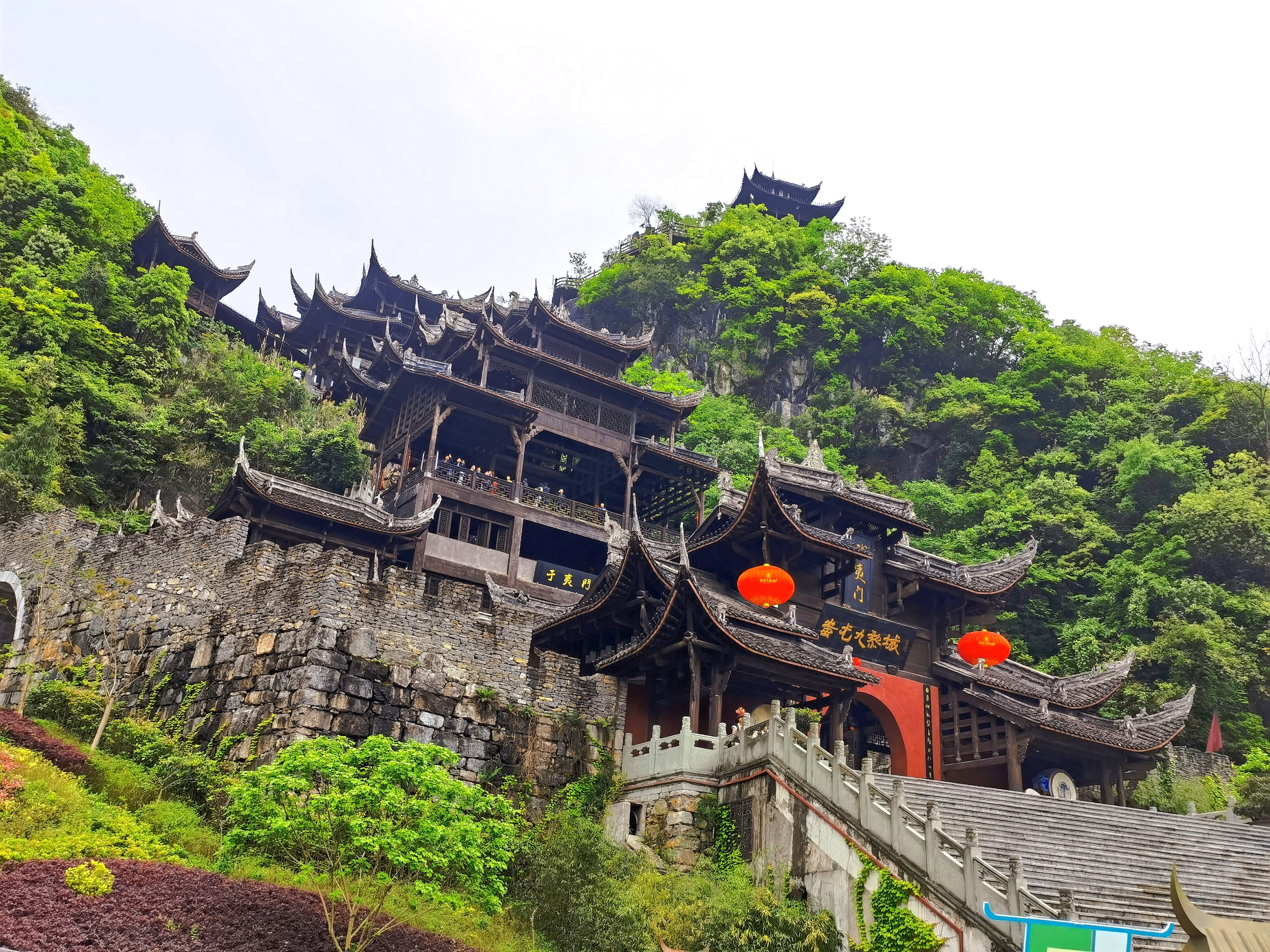 县,是中国最大的苗族传统建筑群,主要建筑包括标志门楼,九道门,九黎宫