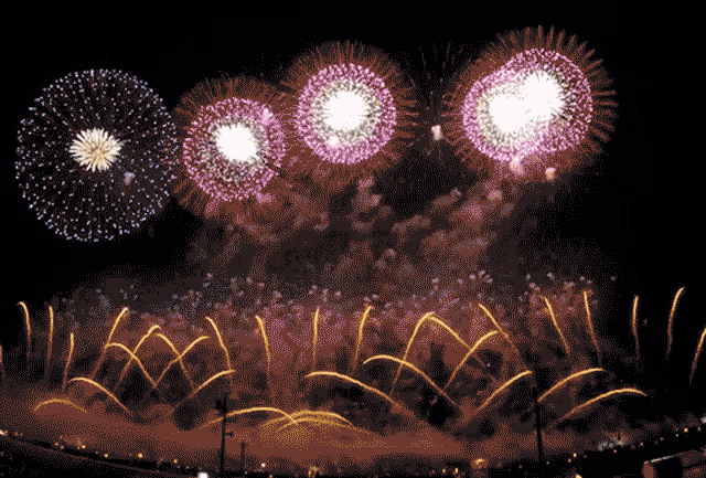 普天同欢庆,百年华诞, 恢宏画卷,熠耀天边.