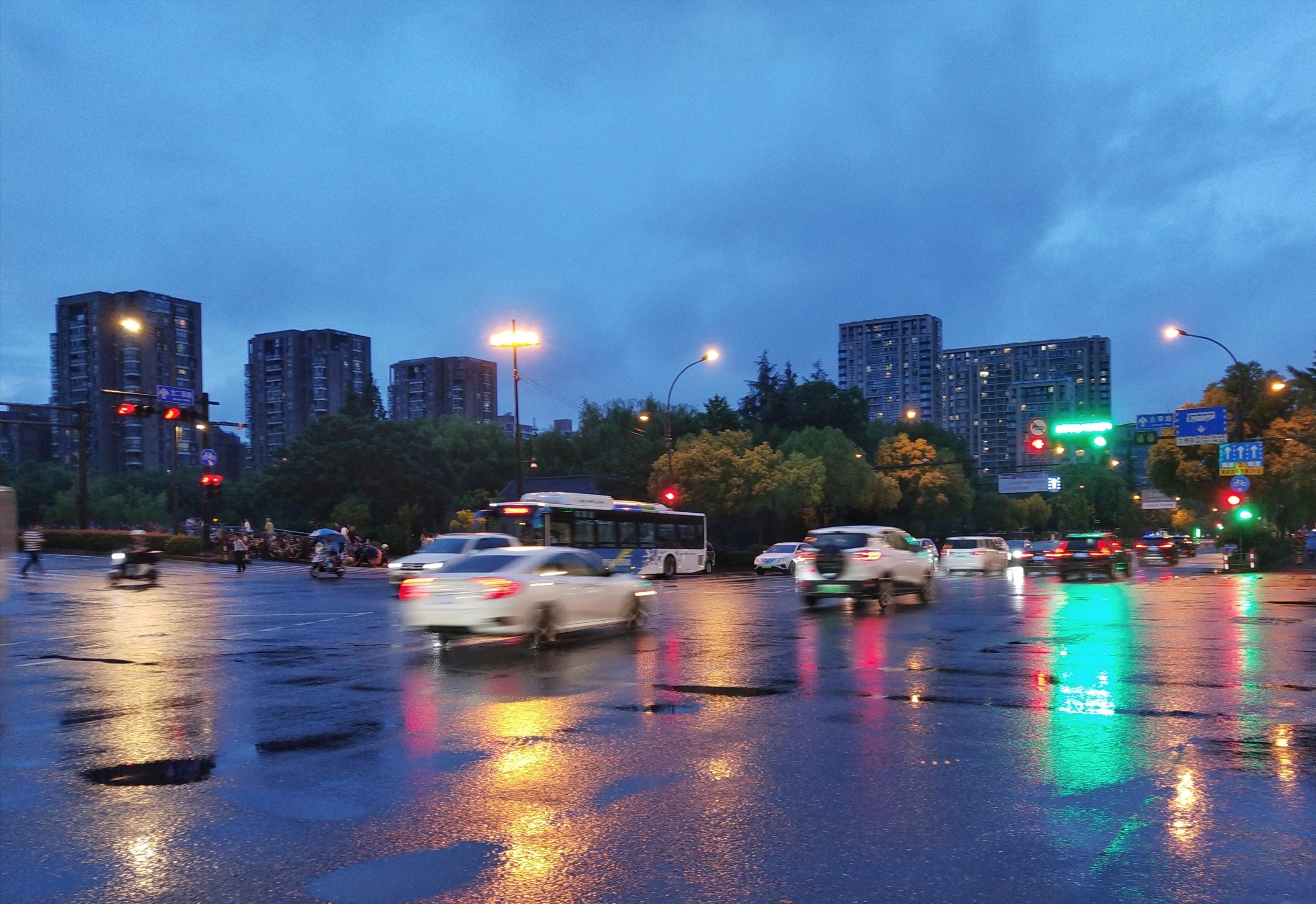 雨天街景(首发)