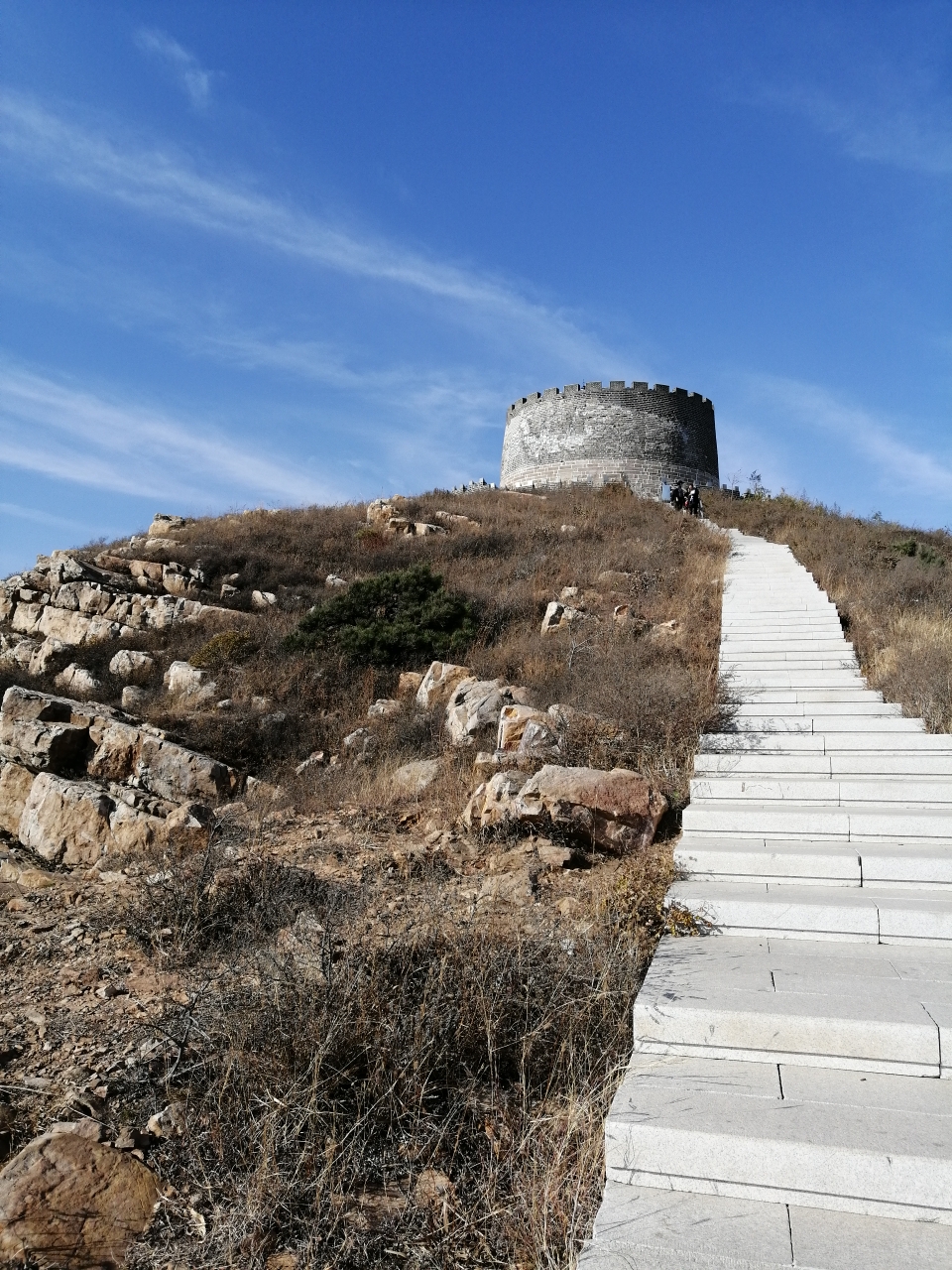 烽火台又名狼烟台,古代用于燃放烽烟传递军情的设施.