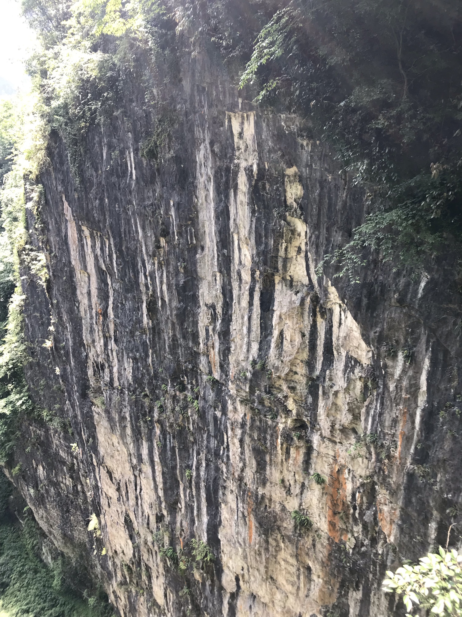 天然屏障陡悬崖,四面环山似天坑.
