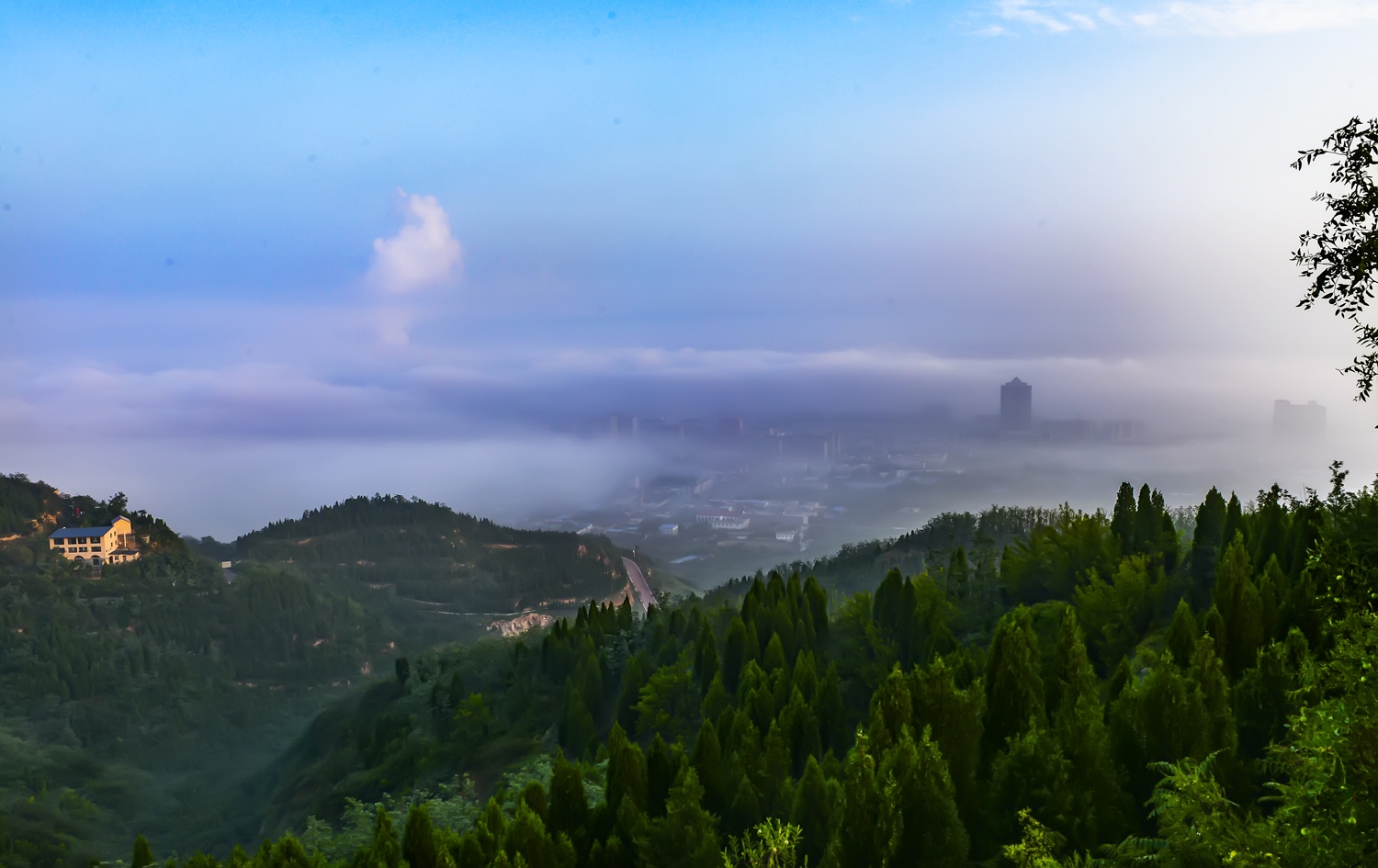 高阳山上看云海真罕见