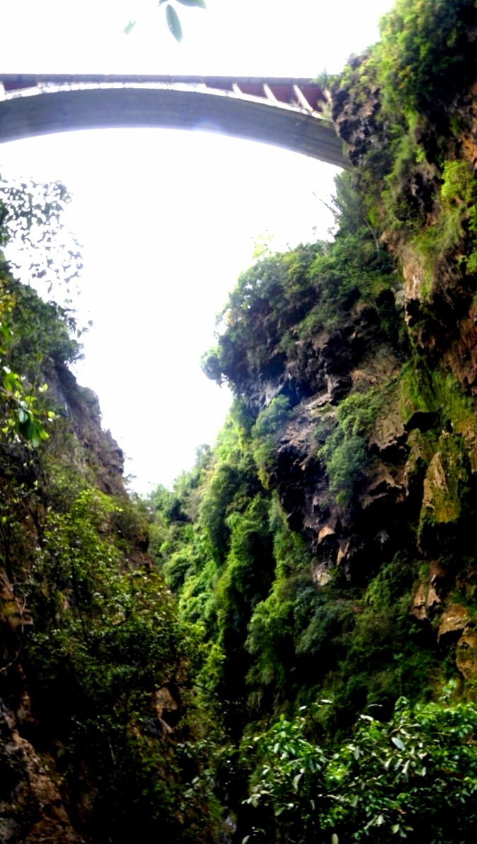 马岭河峡谷位于贵州省兴义市,是国家级重点风景名胜区,国家aaaa级