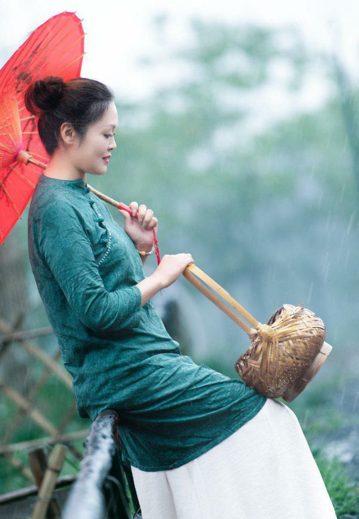 雨中奔跑的两个女子 衣服紧贴在身上 像从水里捞起的两条鱼