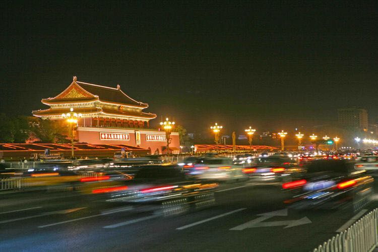 我更喜欢北京繁华美丽的夜景夜市,   北京城的夜景美丽极了,有的地方