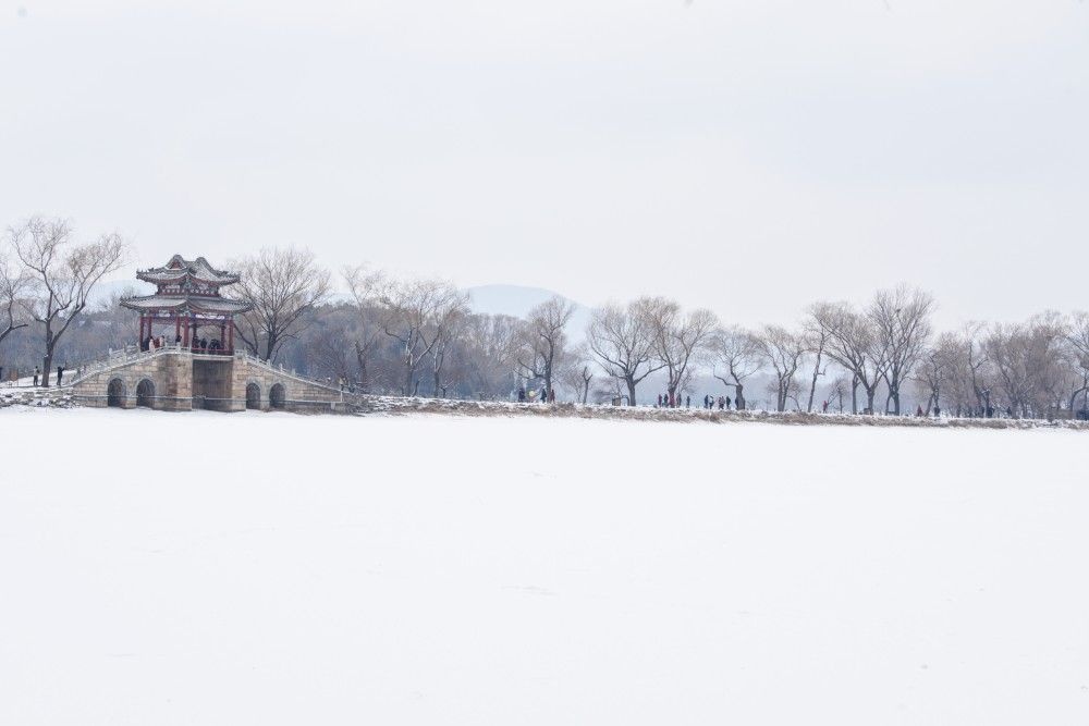 北京颐和园的春雪雪景