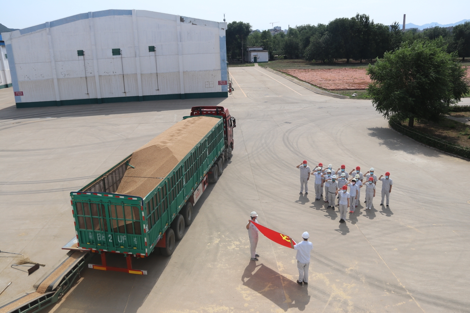 铮铮誓言响彻作业现场,是中储粮共产党员坚守初心使命,夯实"两个确保"