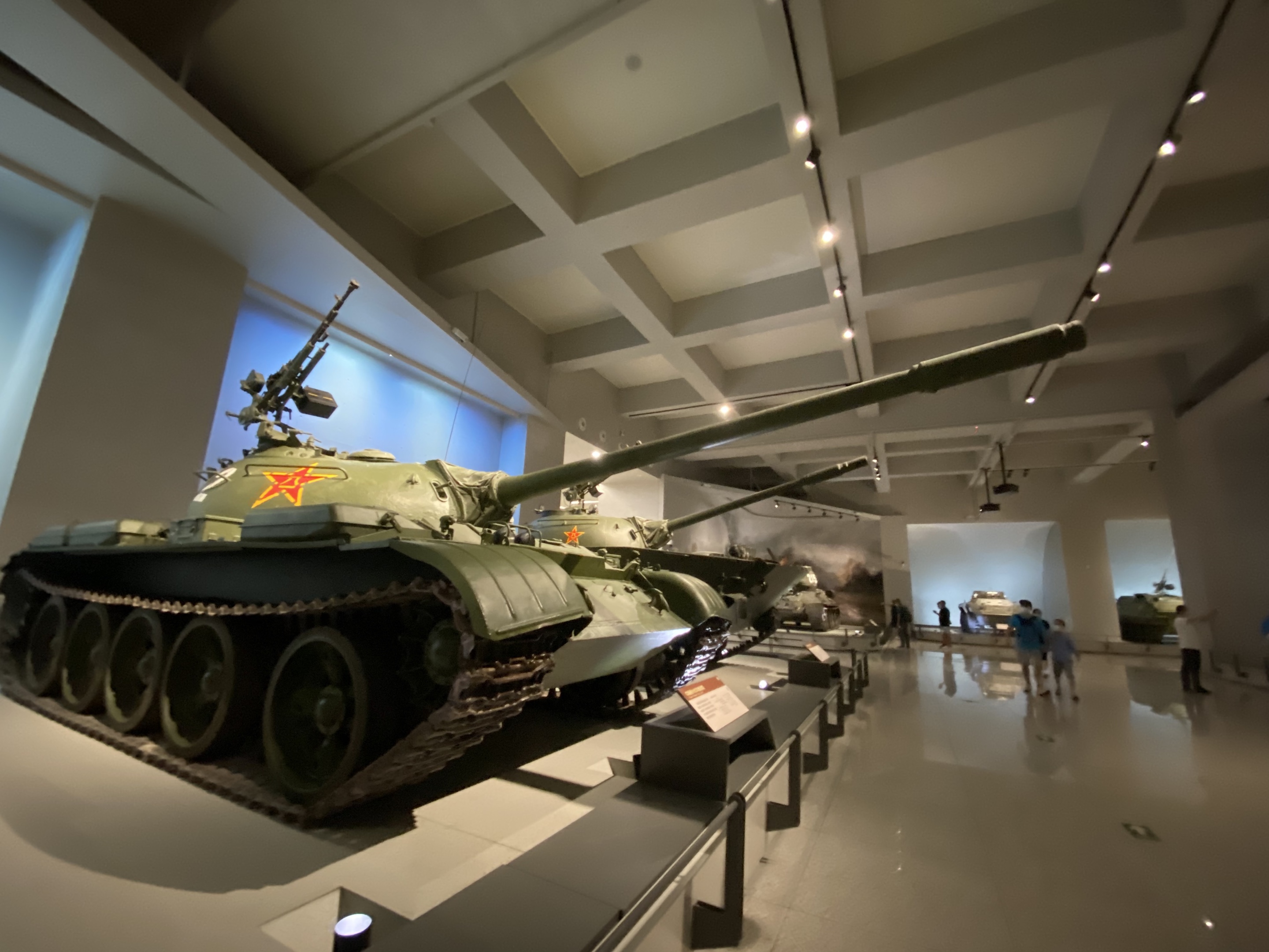 《兵器馆》陈列有一部分在地下室 有坦克,火炮,装甲车等 坦克种类很多
