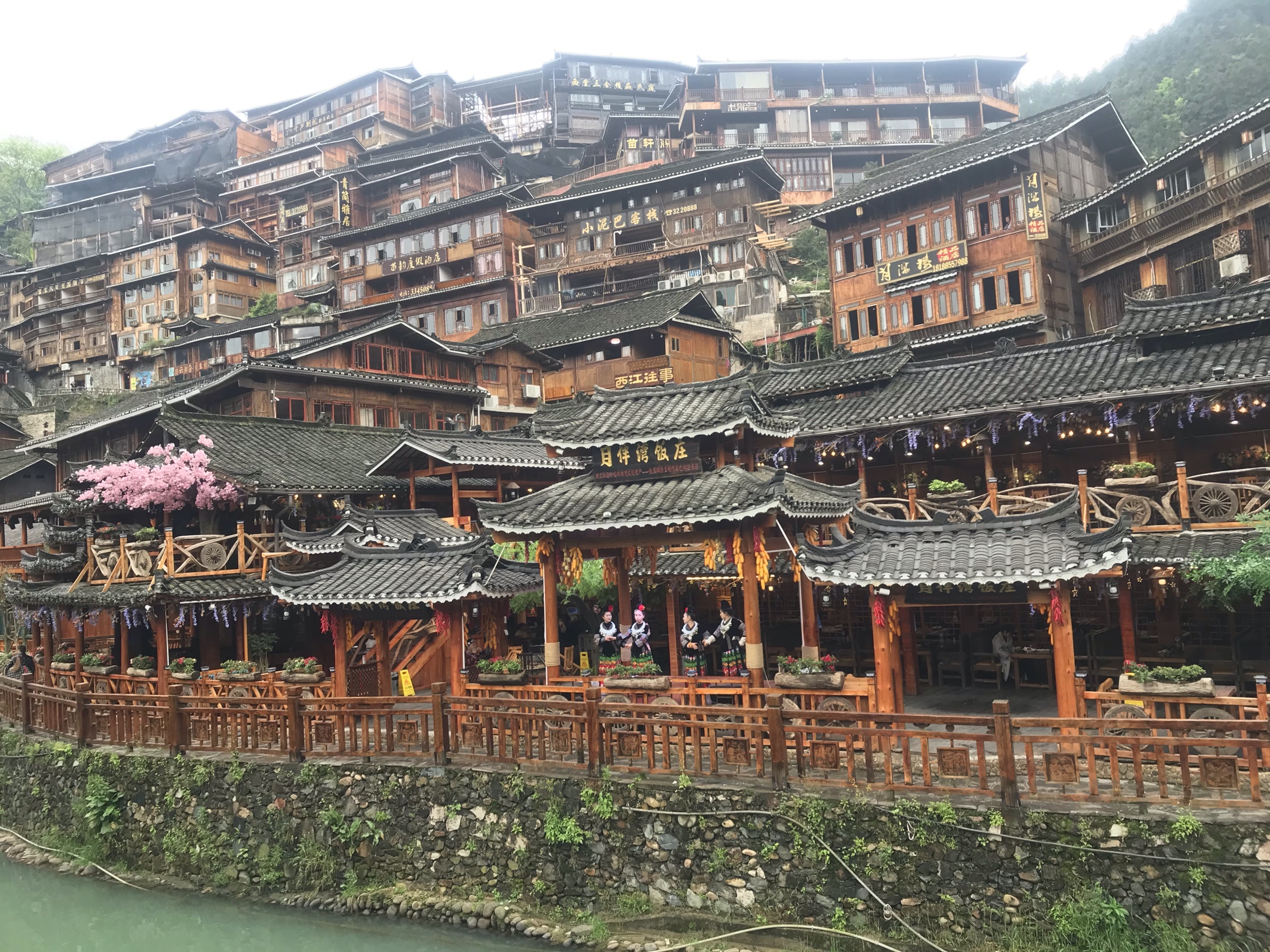 西江千户苗家寨山水交映美画面