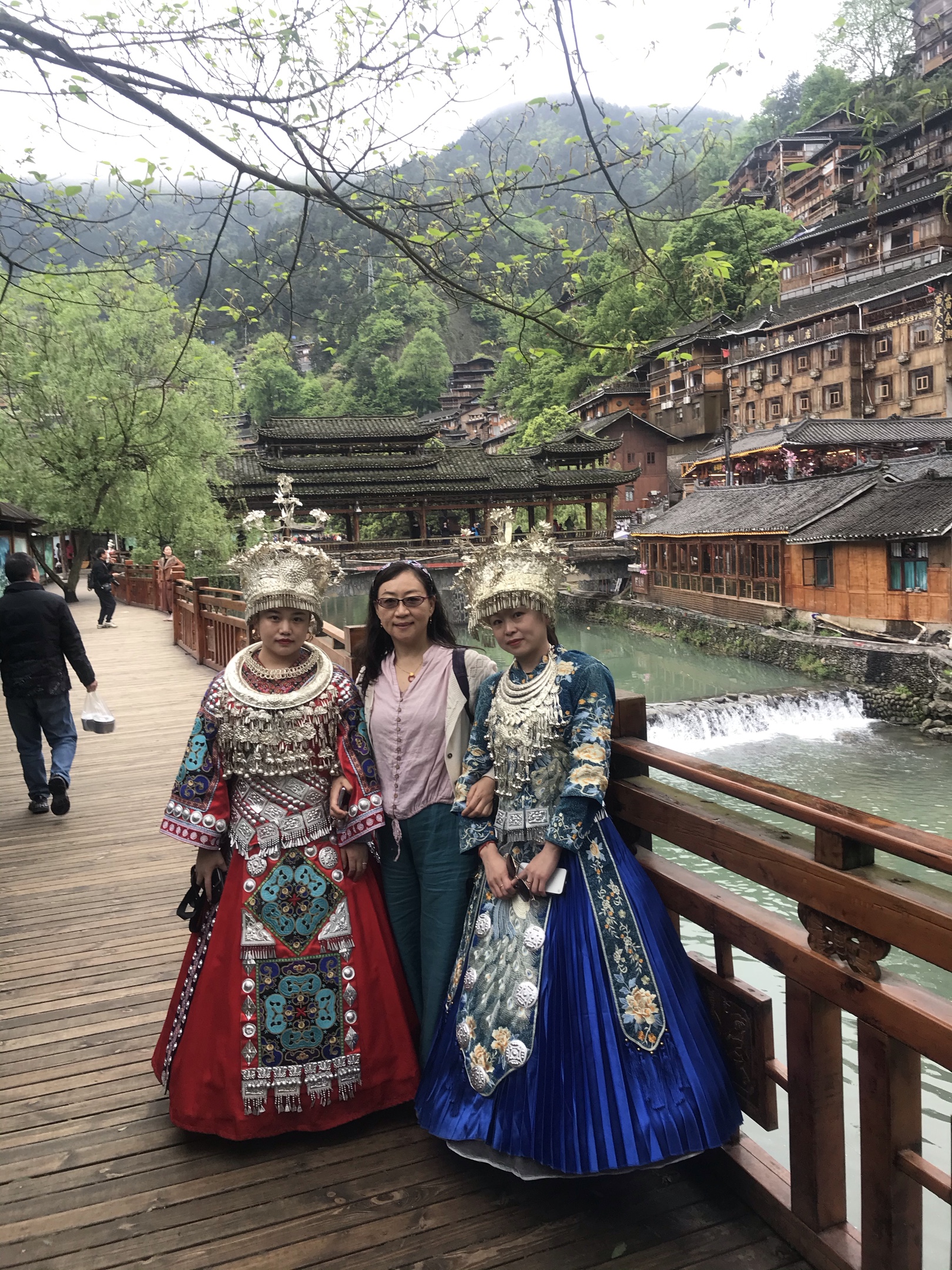 西江千户苗家寨山水交映美画面