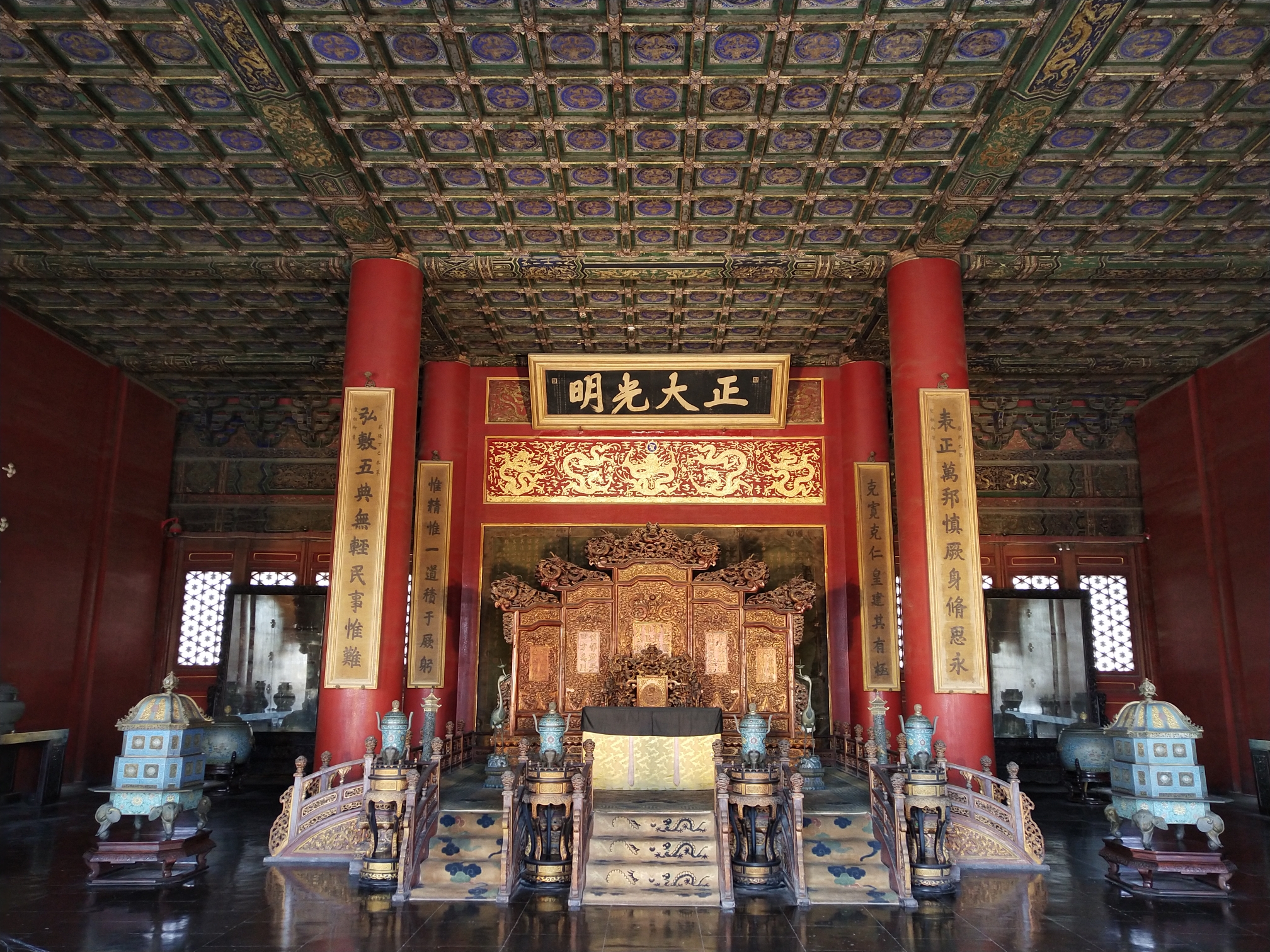 午门(meridian gate)是紫禁城的正门,位于紫禁城南北轴线,通高37.