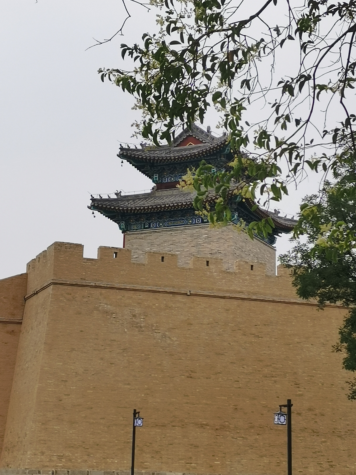 洹水安阳名不虚,三千年前是帝都一一明.彰德府城墙