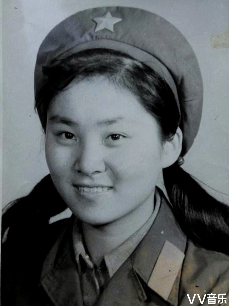 也被那些和我一样穿绿色的军装带红五星红领章的女兵夺去了我们男兵们
