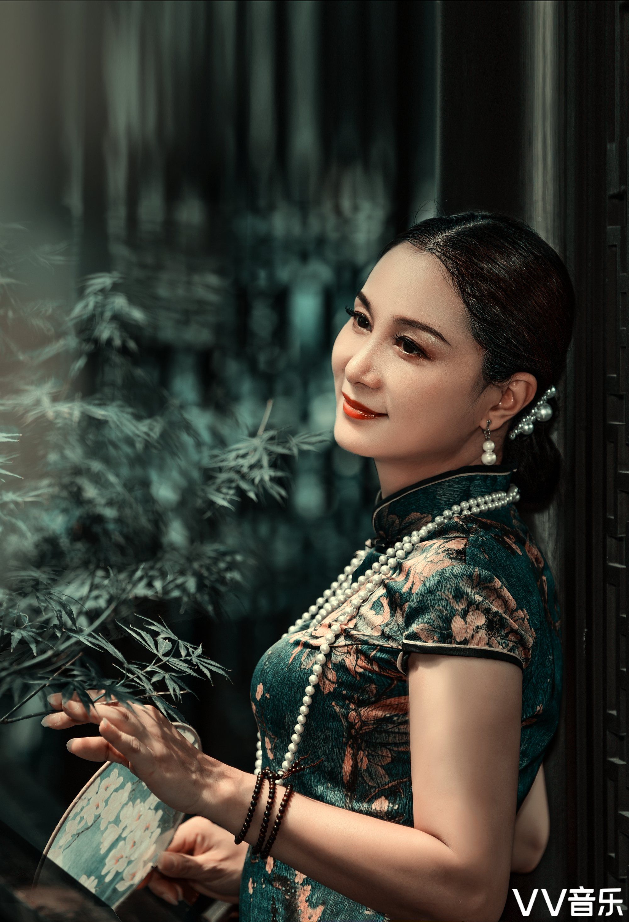 中华摄影文学精英群旗袍人像作品展第102期