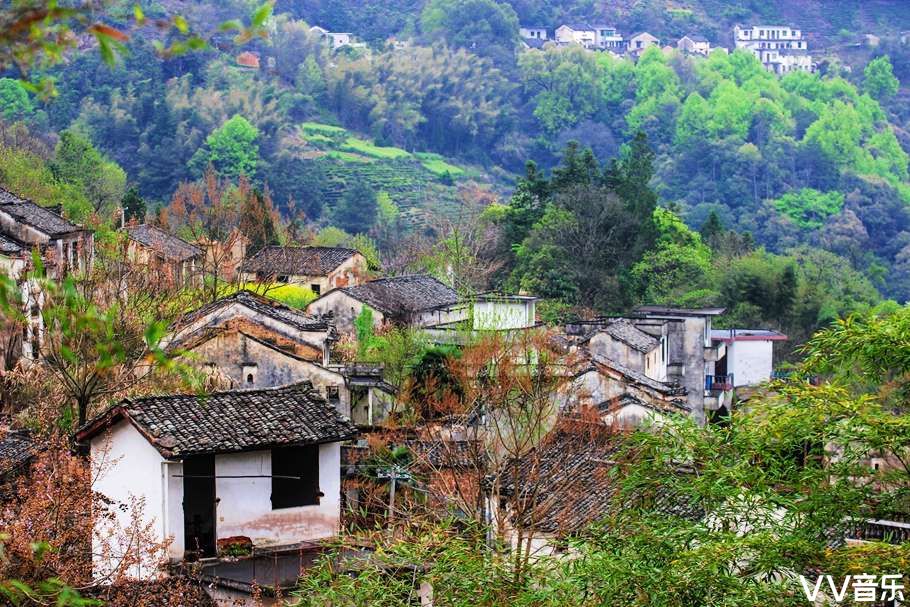 人去屋空的湖山村,没有了炊烟鸡鸣,显得神秘,幽静,反而引来了不少游客