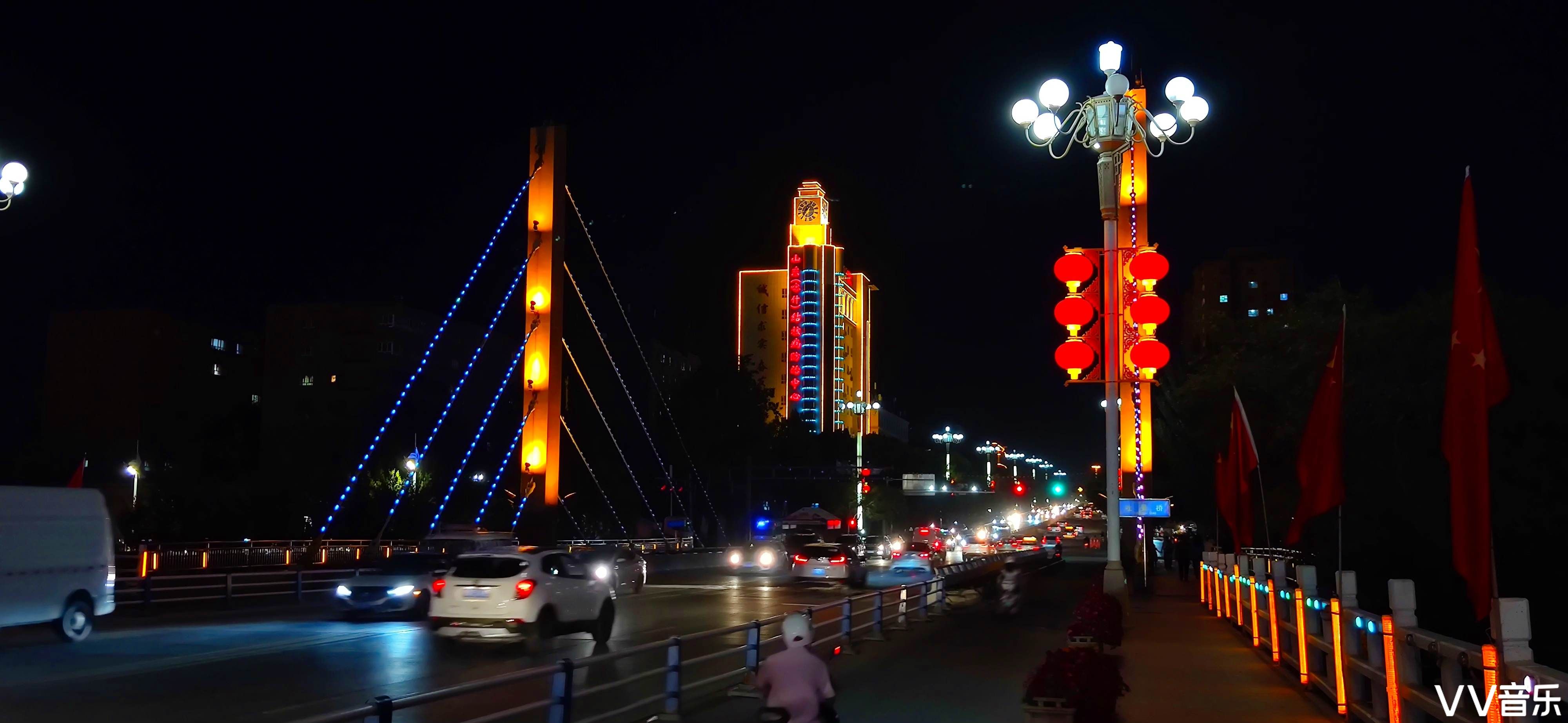 2021年7月19日,完成手机拍摄喀什夜色编辑於喀什市时代广场.