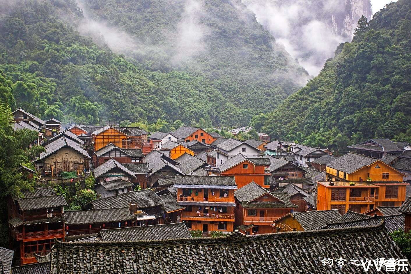 秘境湘西之雨中的德夯苗寨