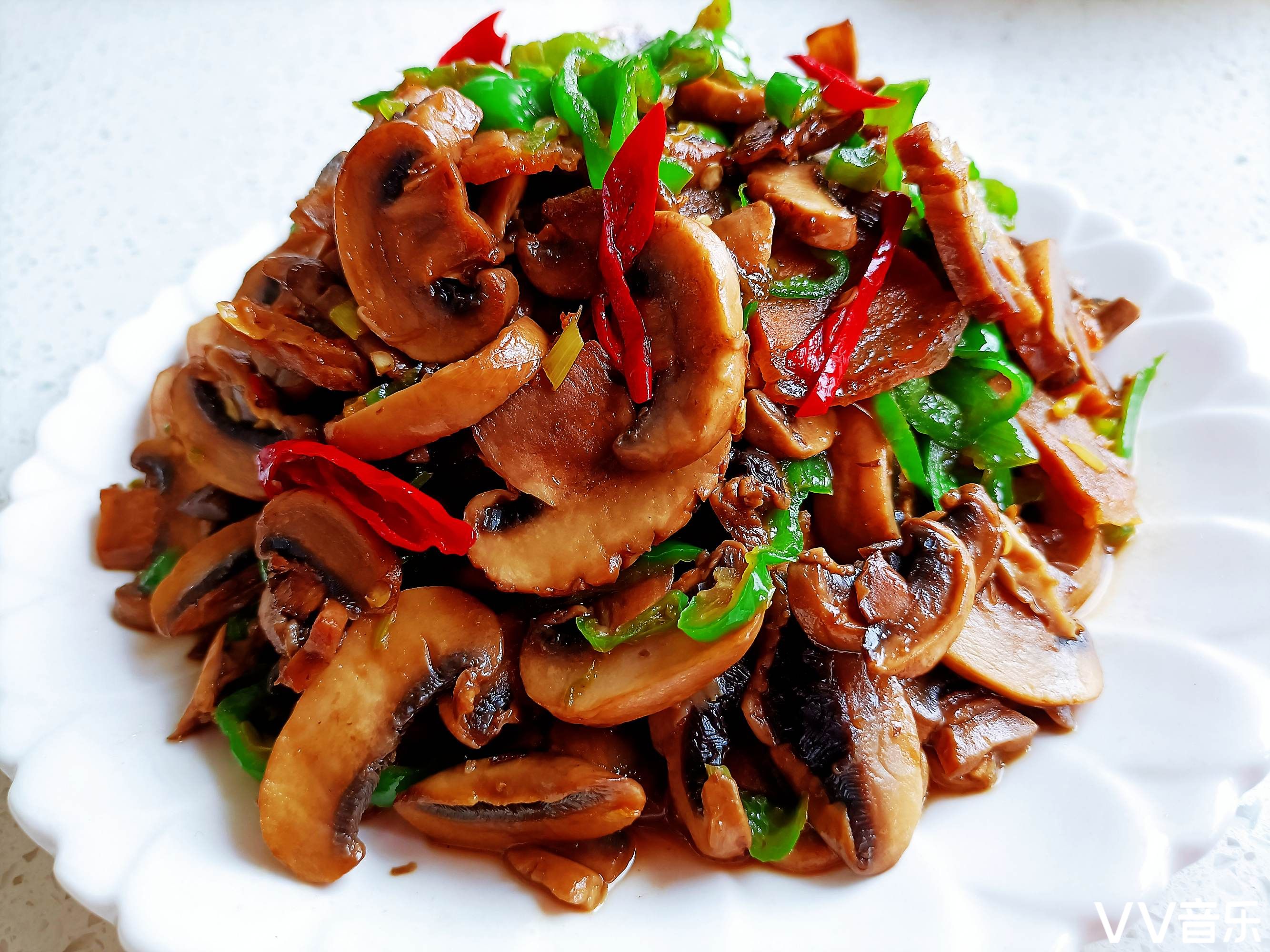 圆菇炒肉丝 圆菇炒肉,鲜香味美.简单营养,好吃又下饭.