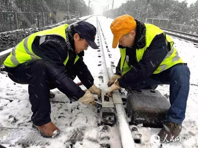 江岸车辆段设备维修工正在维护铁路设备.