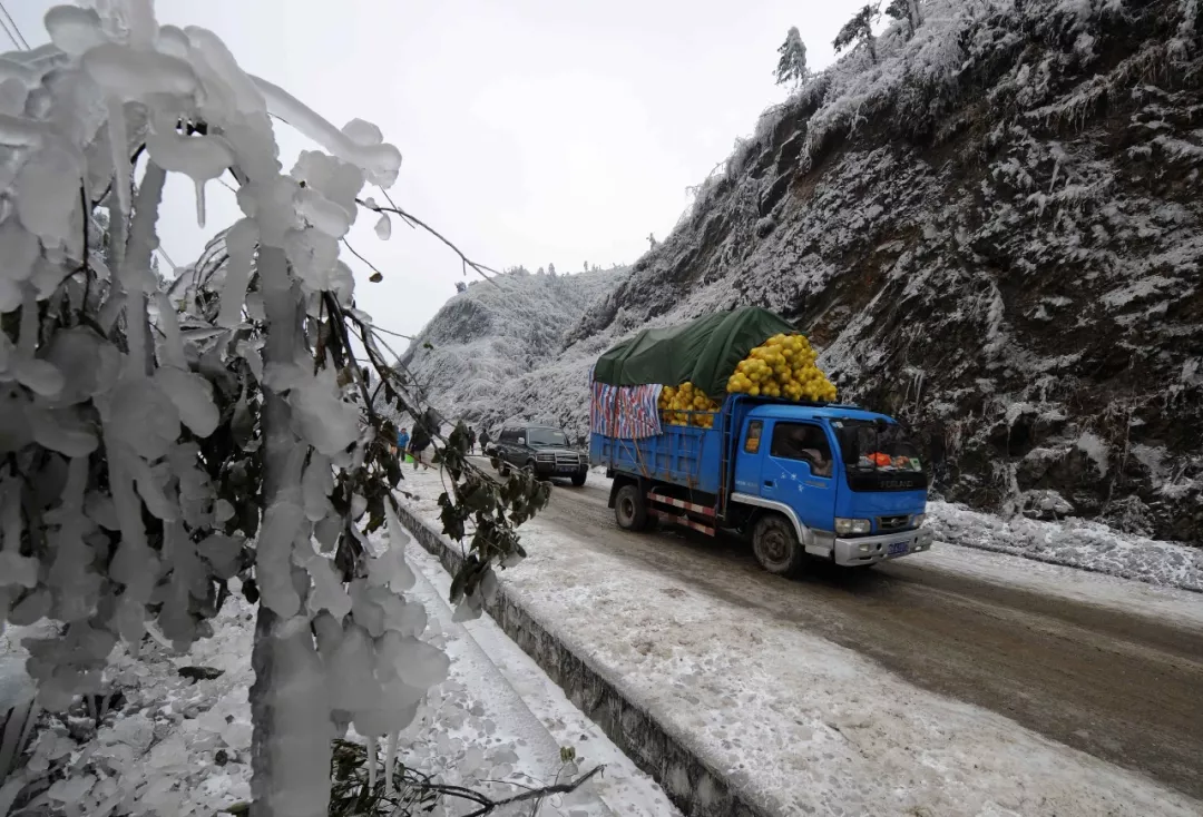 多名指战员争分夺秒抢修电线电塔,以求尽快恢复受冰雪灾害破坏的输电