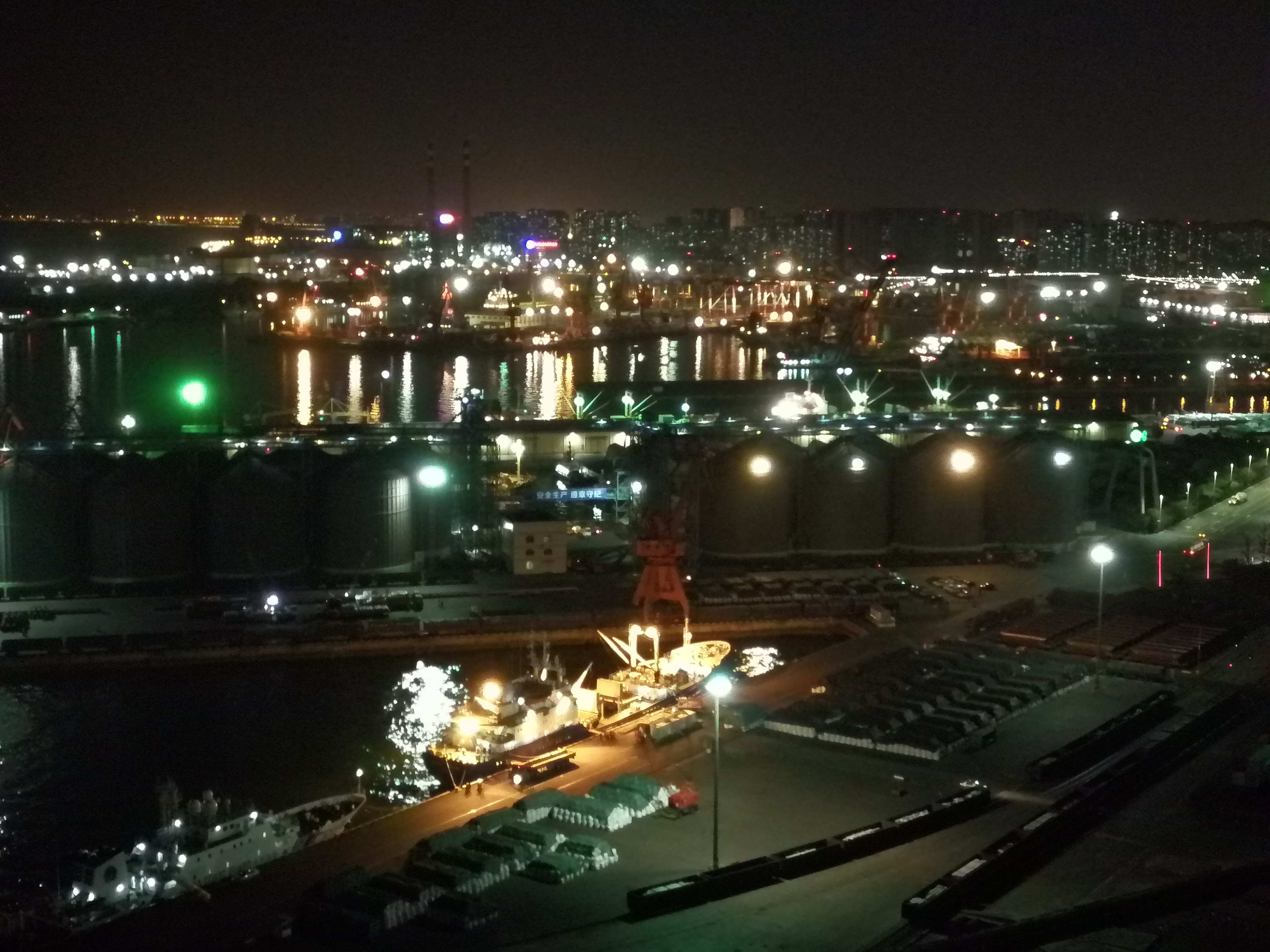 青岛港夜景青岛港夜景邮轮母港夕阳红大帆船造型的商城邮轮母港夜景