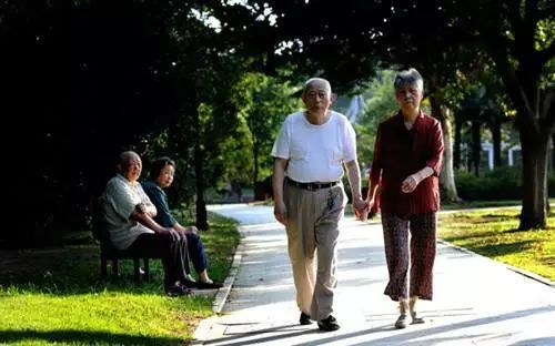 许多人不适合饭后散步"饭后百步走"比较适合平时活动较少,特别是长