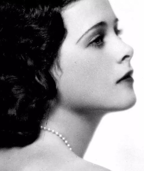 17岁时,在舞台剧中扮演奥地利茜茜公主