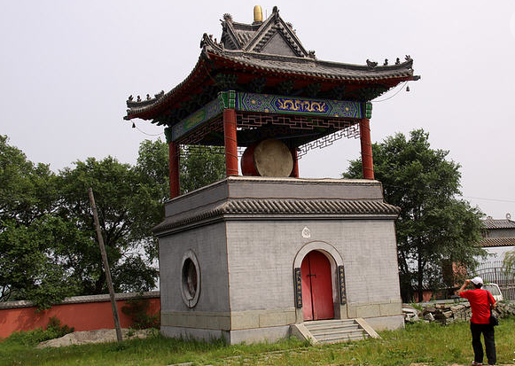 七鼎龙潭寺位于辽宁省开原市威远镇境内,,演智大师开山于此,至今已有