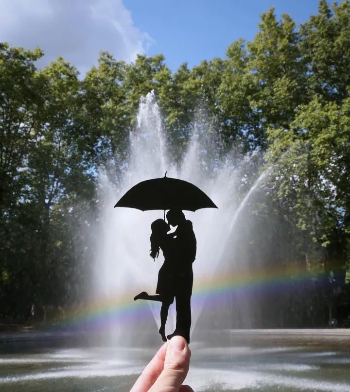 在喷泉中拥吻的情侣,唯美而浪漫.