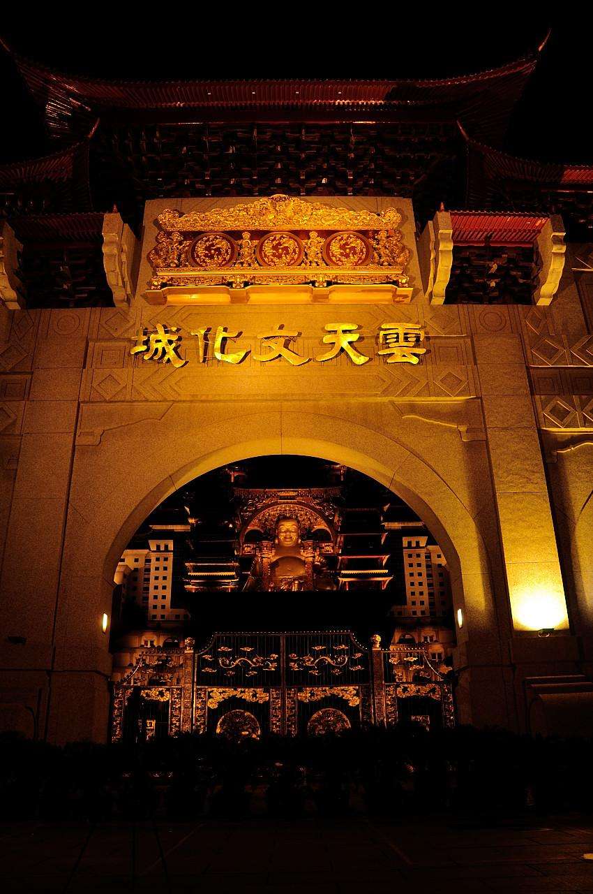 广西耗资30亿建造云天宫供奉600吨全球最大室内佛像建造者成谜