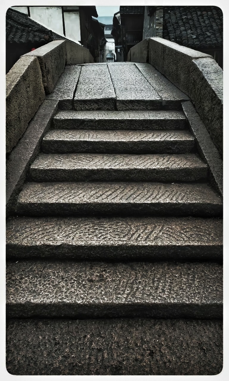 画舫一墨迹飘香燕子掠过青石巷紫霞幽幽绕堤岸又见烟雨江南一把油纸伞