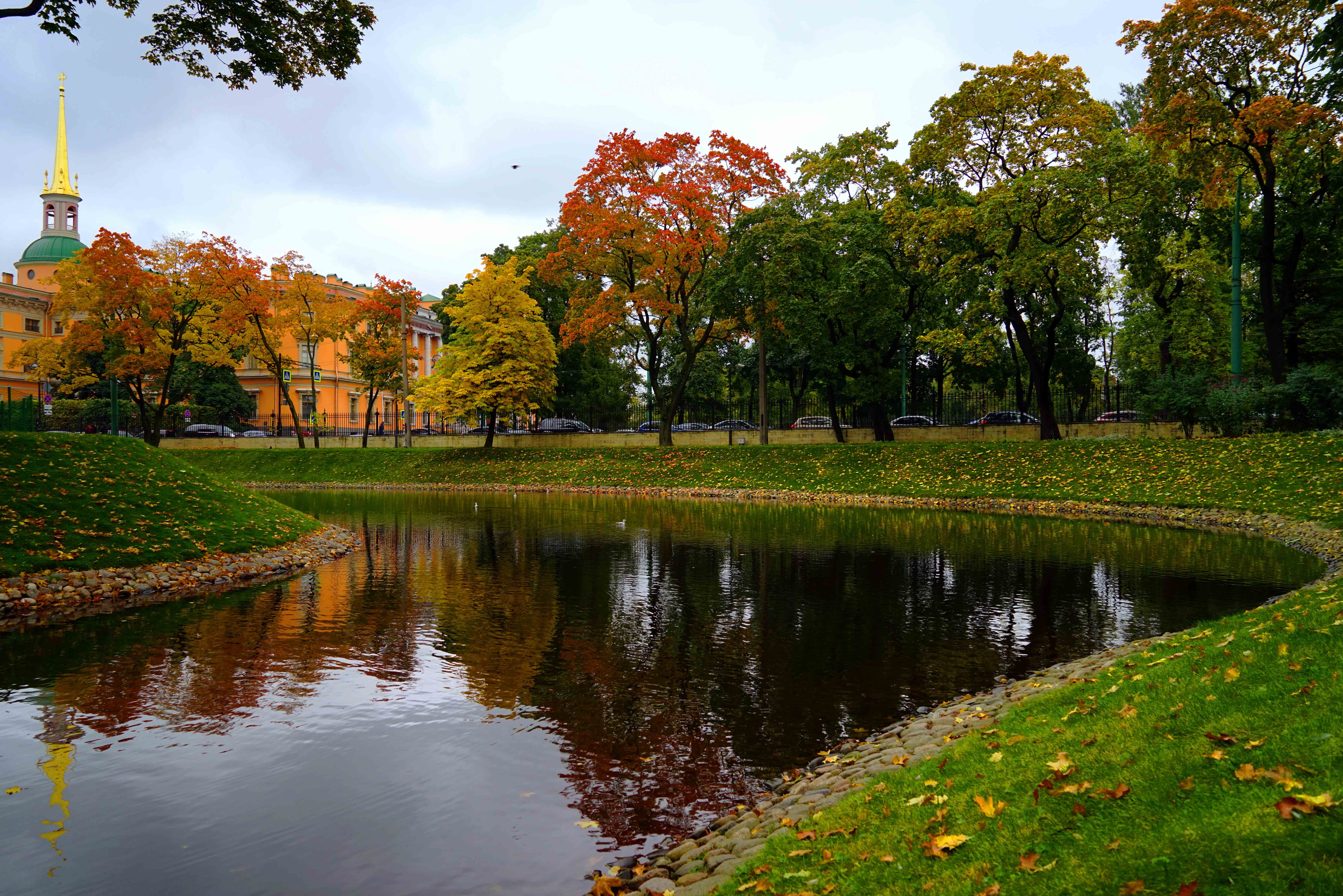 这里美的气势磅礴,美的淋漓尽致,无论城市的行道树,还是郊外的小树林