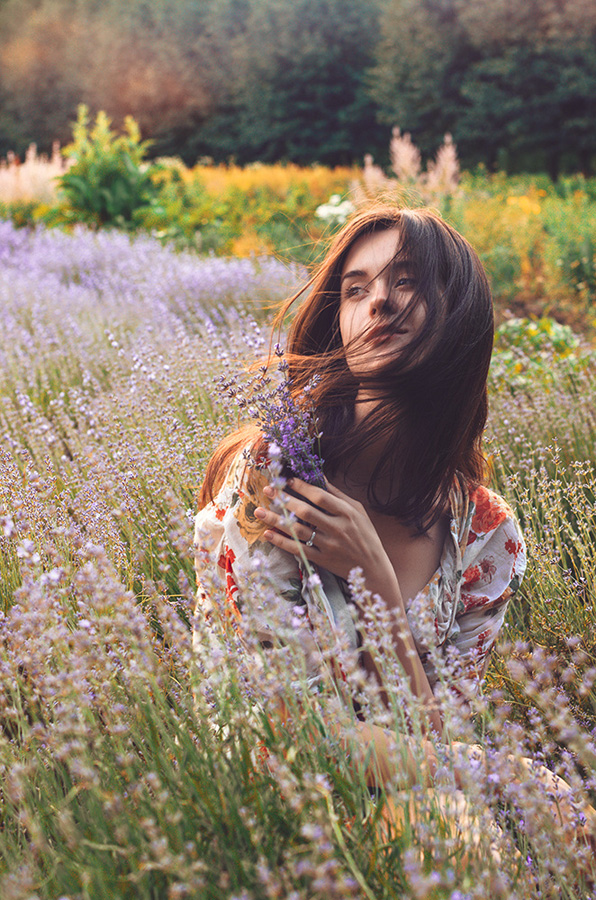 在薰衣草里拍照是多少姑娘从小的愿望